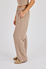 Hose mit weichen, pfirsichfarbenen Knöpfen – Taupe