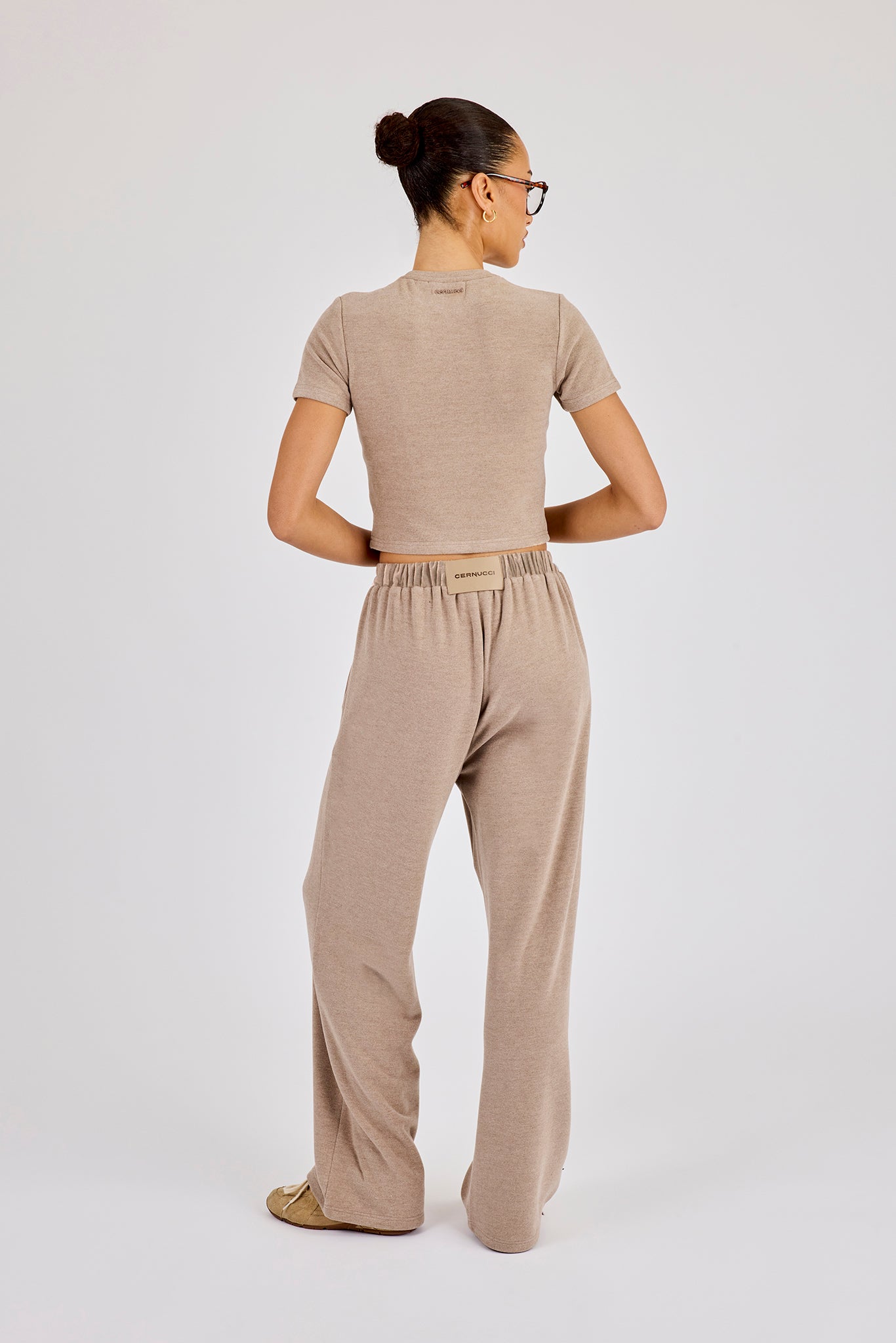 Kurzarm-Top und Hose aus weichem Pfirsichhaut-Material – Taupe