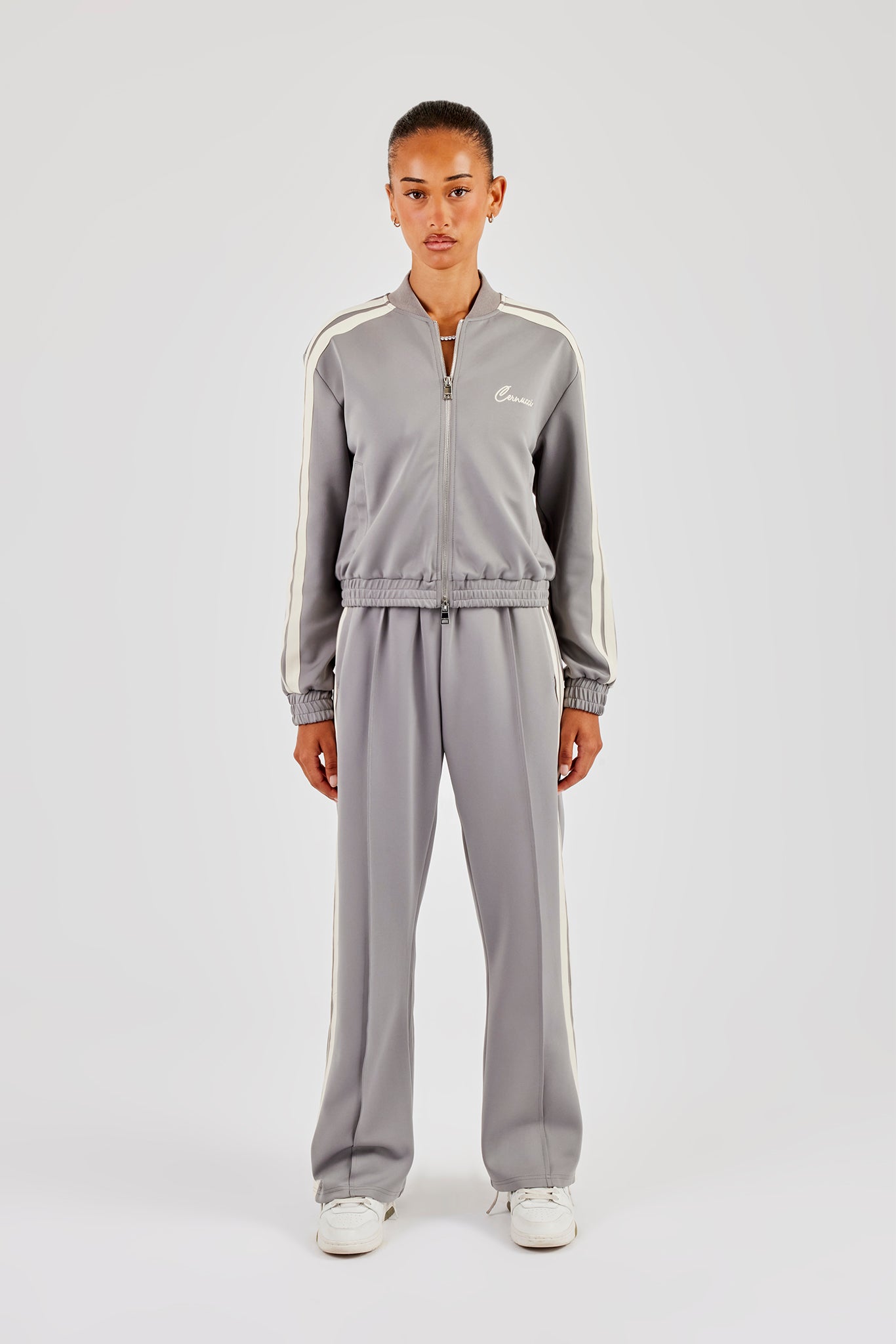 Bomberjacke mit Taping und maßgeschneiderte Hose - Grau