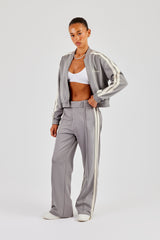 Bomberjacke mit Taping und maßgeschneiderte Hose - Grau