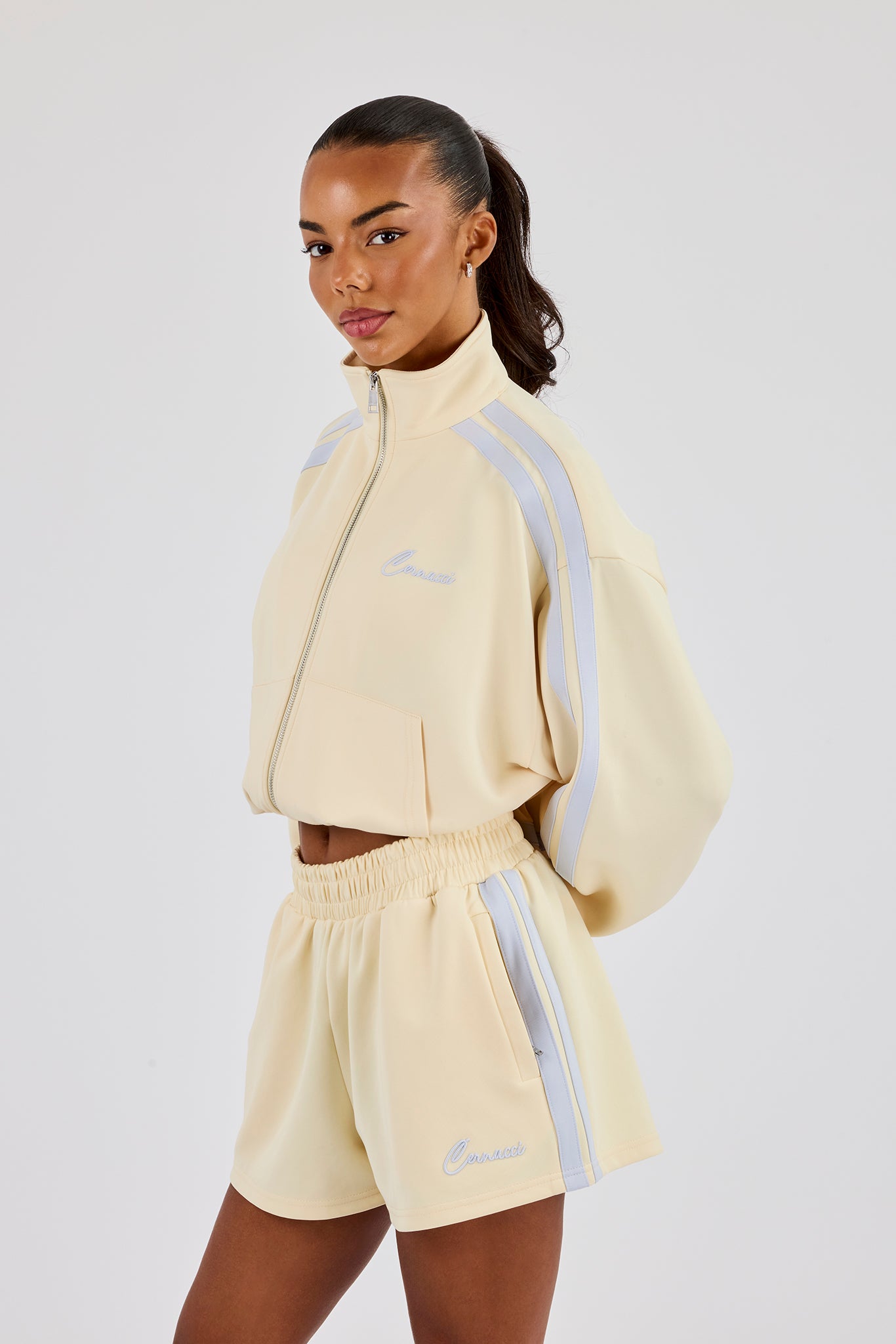 Kurz geschnittene Jacke mit Trichterkragen und Taping – Buttergelb