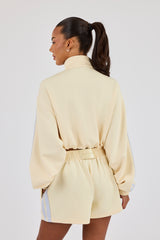 Kurz geschnittene Jacke mit Trichterkragen und Taping – Buttergelb