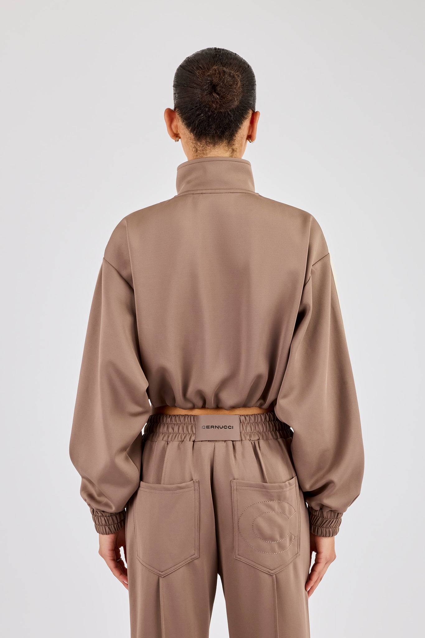 Kurze Jacke mit Stehkragen und Zierstreifen – Taupe