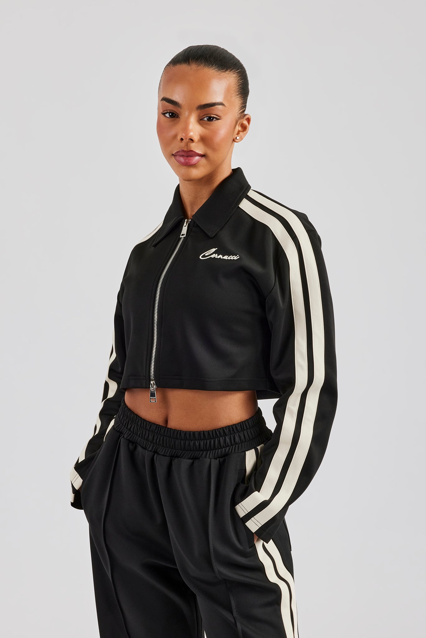 Kurze Harrington-Jacke mit Zierband - Schwarz