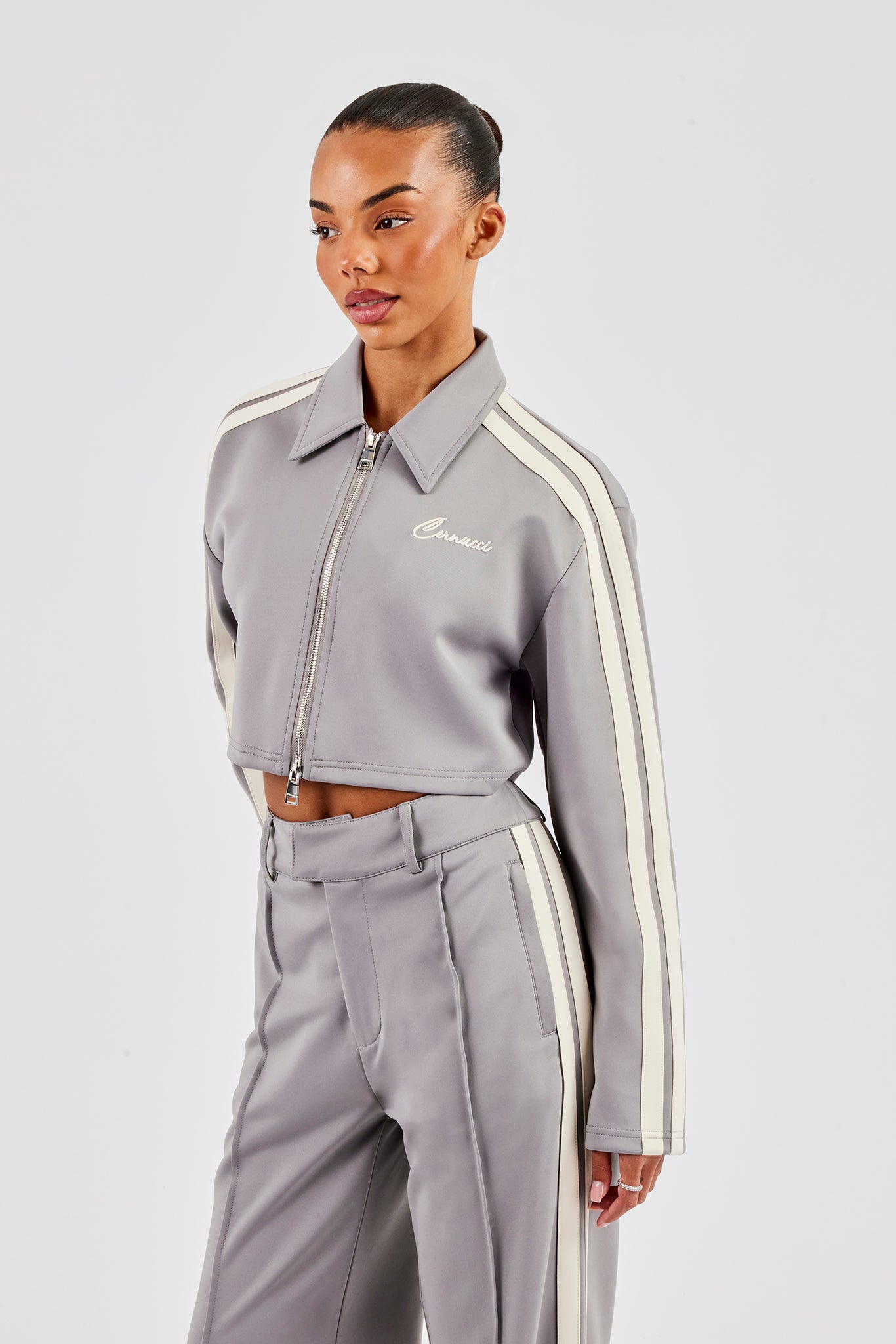 Kurze Harrington-Jacke mit Taping und maßgeschneiderte Hose - Grau