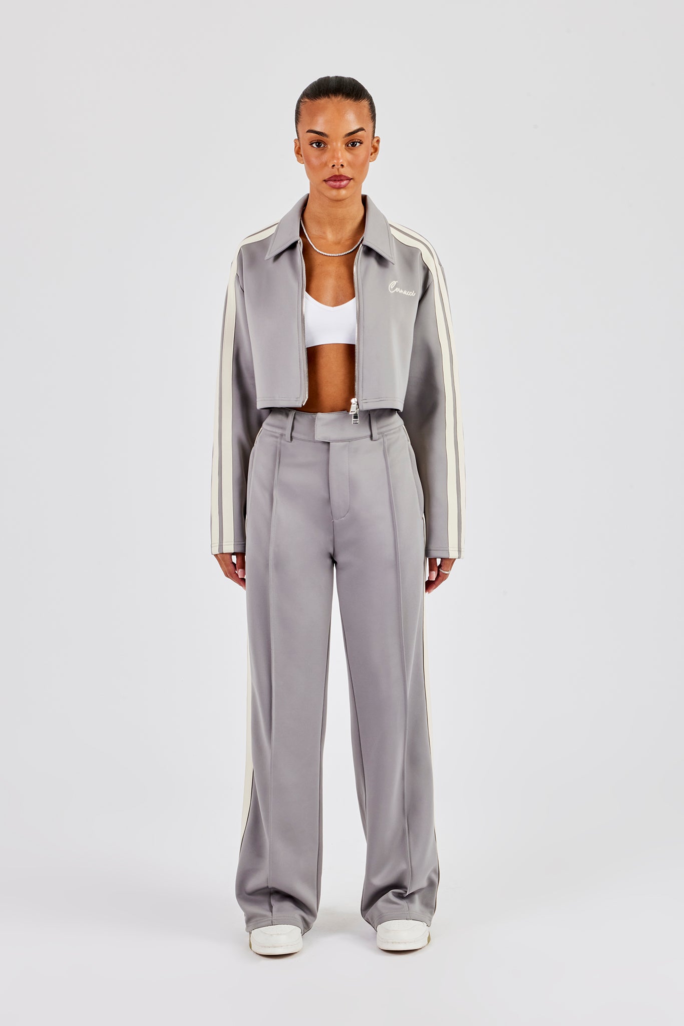 Kurze Harrington-Jacke mit Taping und maßgeschneiderte Hose - Grau