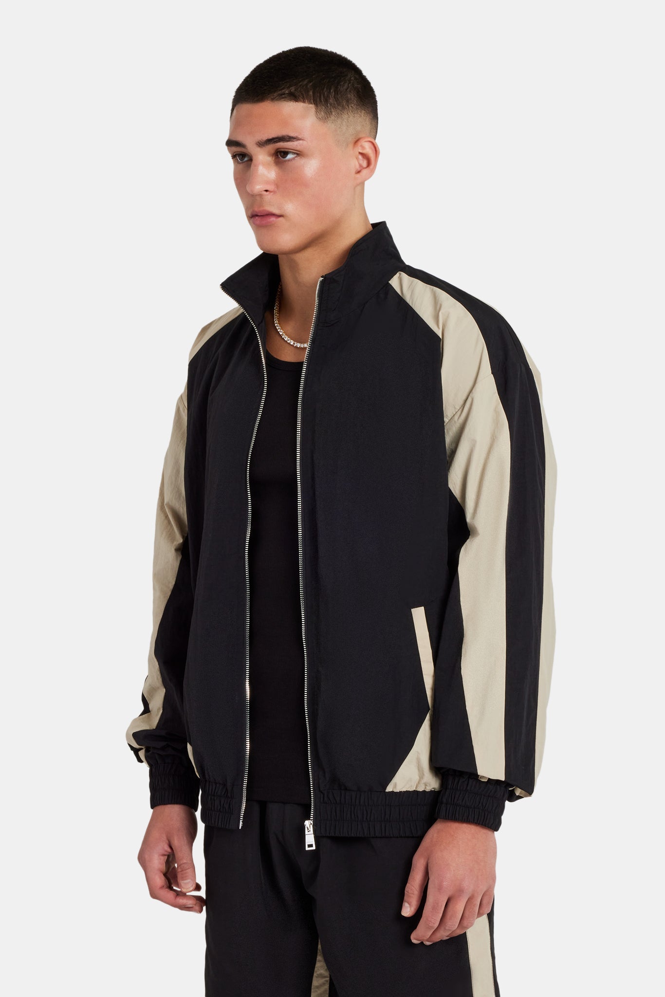 Set aus Trainingsjacke und Shorts aus Nylon mit Einsätzen - Schwarz