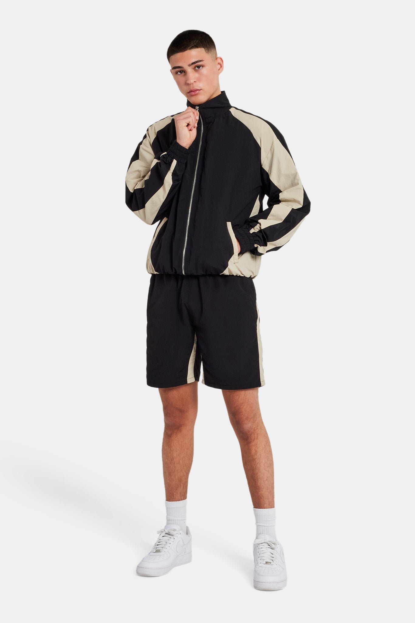 Set aus Trainingsjacke und Shorts aus Nylon mit Einsätzen - Schwarz