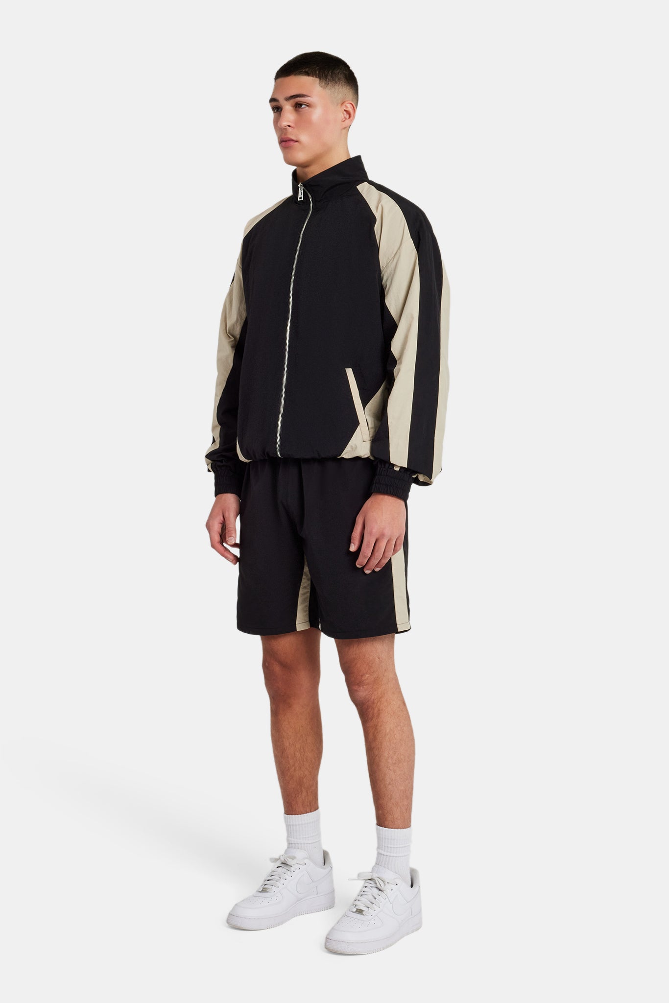 Set aus Trainingsjacke und Shorts aus Nylon mit Einsätzen - Schwarz