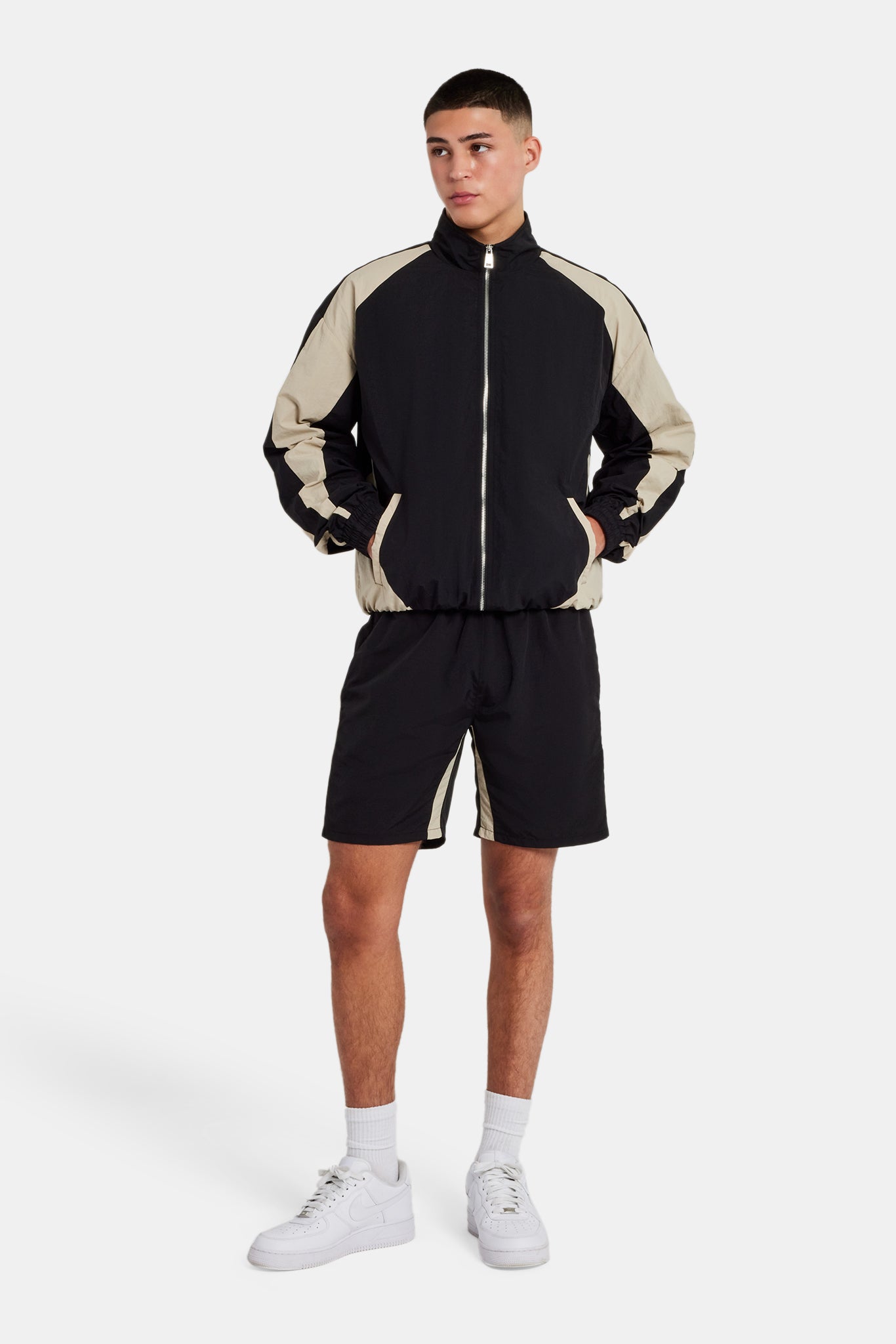 Set aus Trainingsjacke und Shorts aus Nylon mit Einsätzen - Schwarz