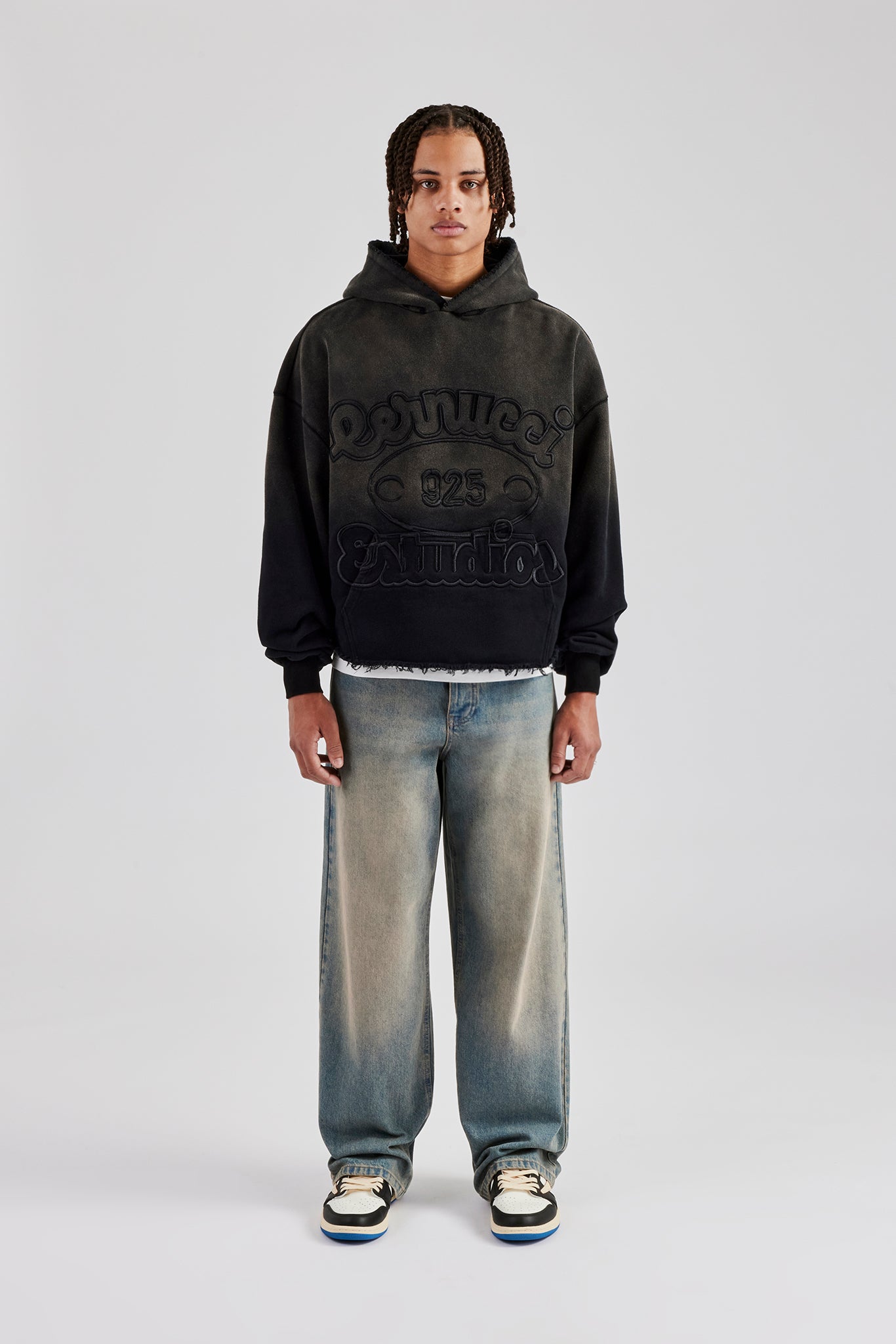 Verwaschener, bestickter, kastenförmiger Hoodie - Schwarz