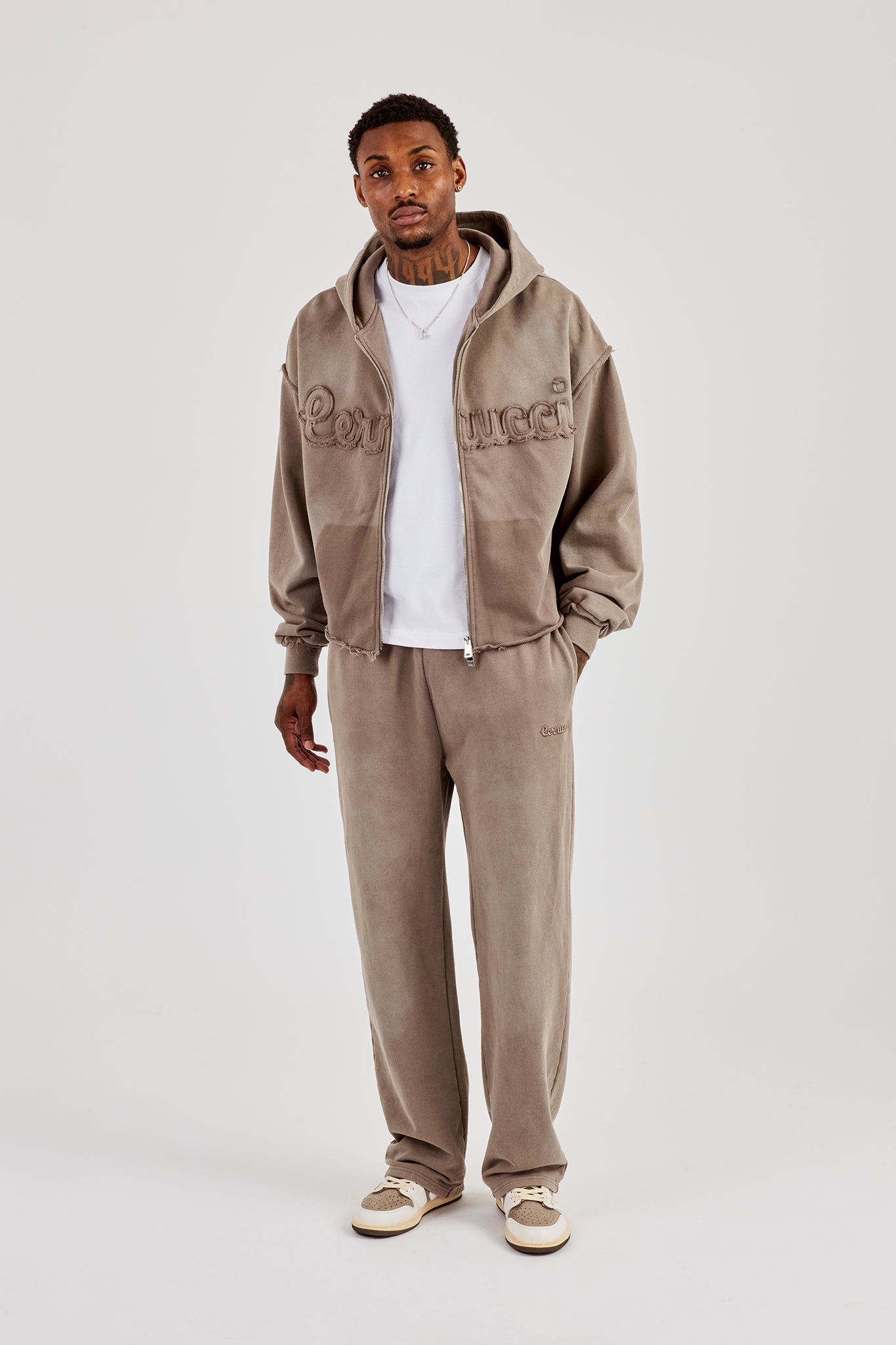 Kapuzenpullover mit Reißverschluss und lässiger Jogginghose mit verwaschener Applikation - Braun 