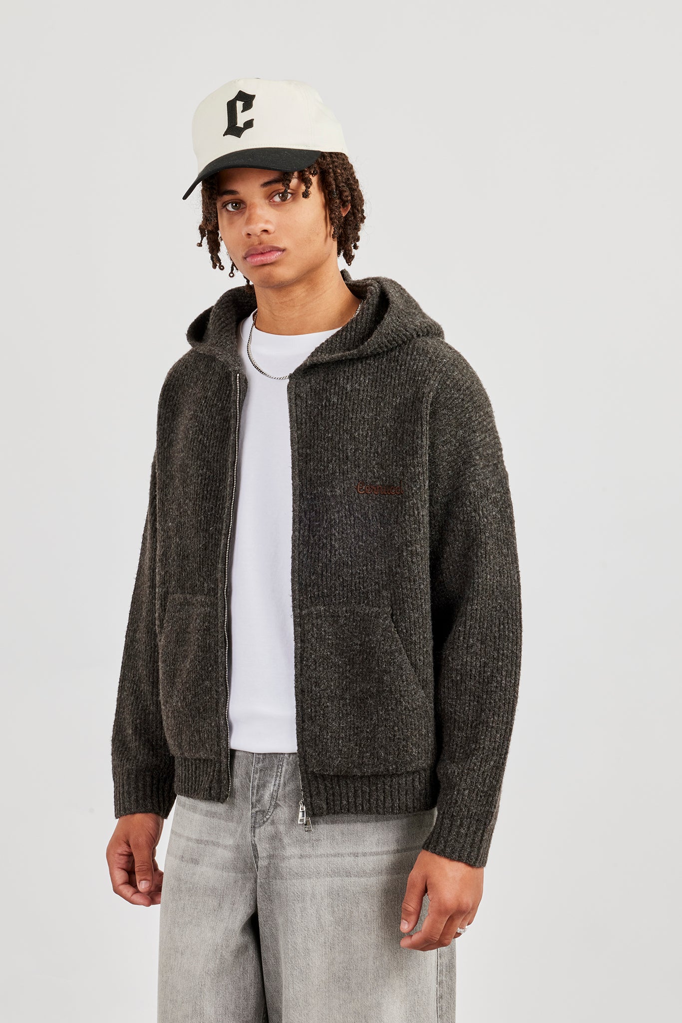 Bestickter Strick-Kapuzenpullover mit Reißverschluss – Schokolade