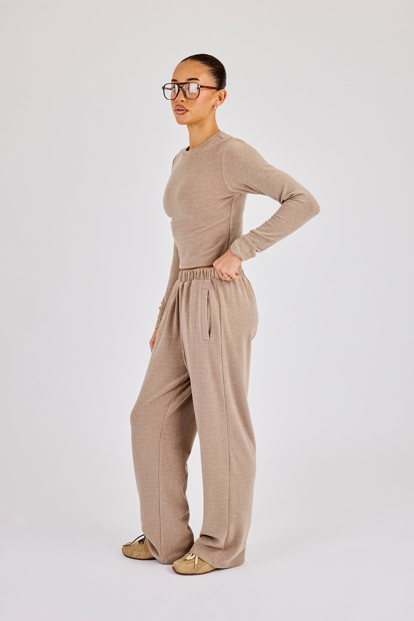 Pfirsichweiches Langarmshirt und Hose – Taupe