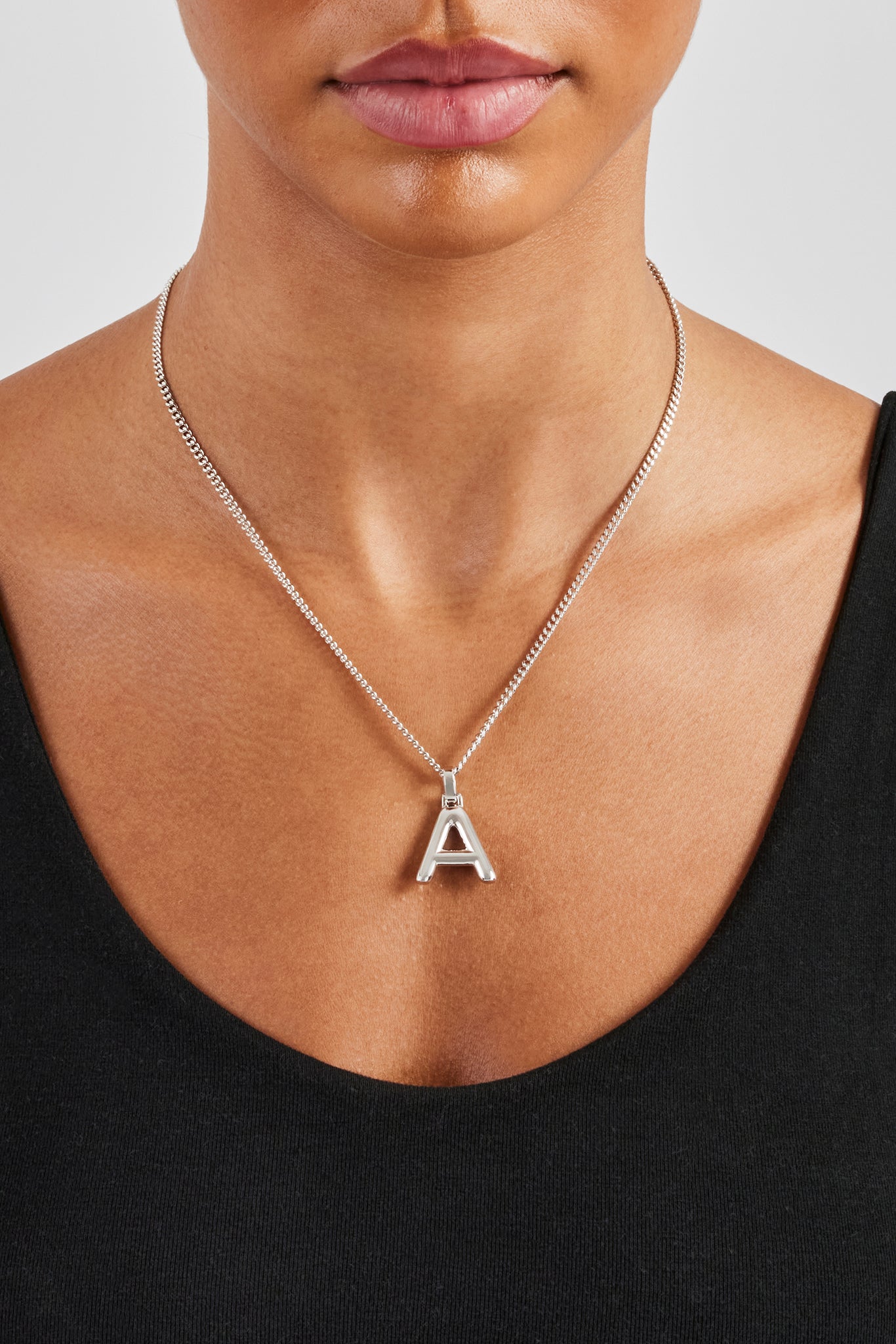 Mini-Anhänger mit poliertem Ballonbuchstaben und 3 mm Mikro-Kette in Kuba-Optik – Weiß