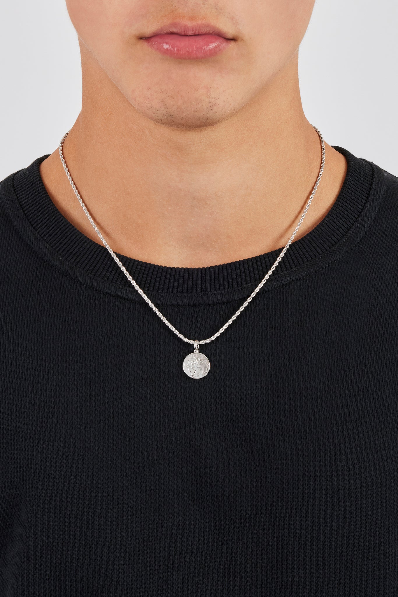 Halskette mit Micro 8-Ball-Globus-Anhänger – 15 mm