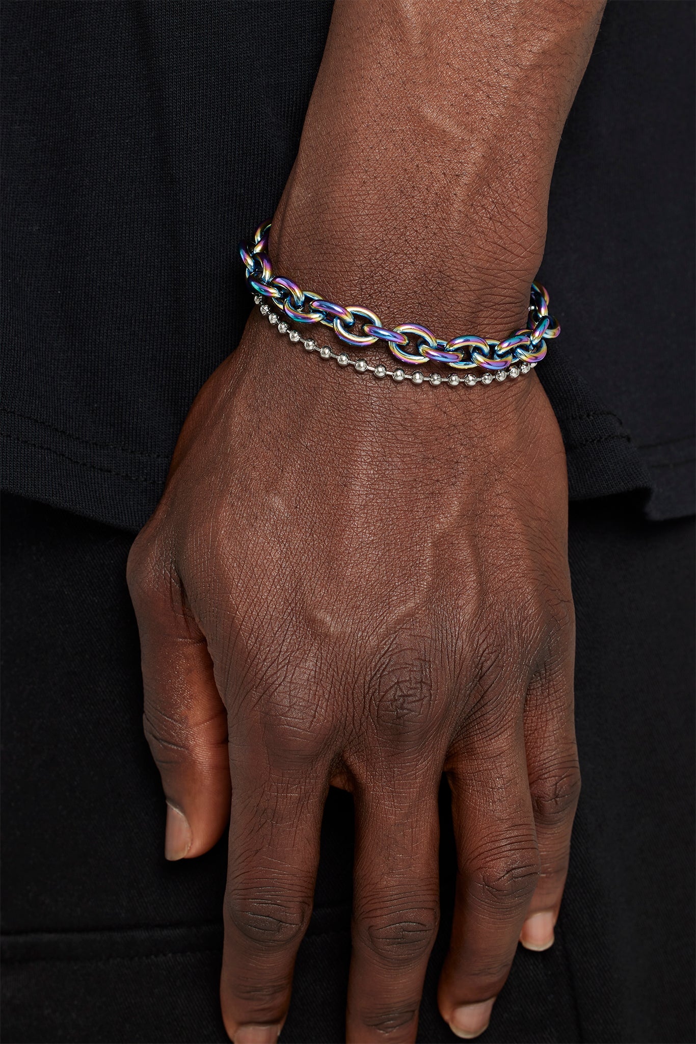 Armband aus Edelstahl mit Oil Slick-Gliedern und Bommel