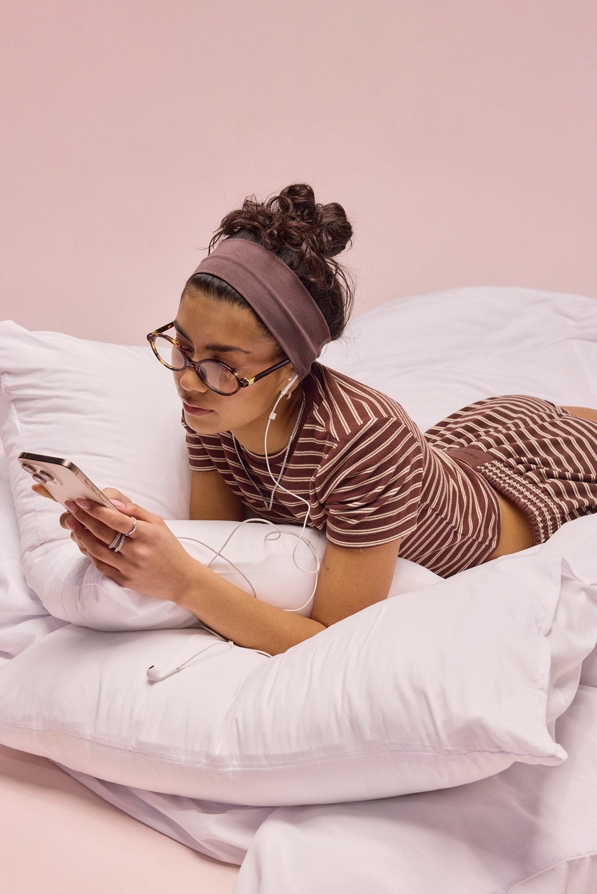 Kurzarm-Top und Shorts mit Doppelstreifen, weicher Griff – Schokoladenbraun