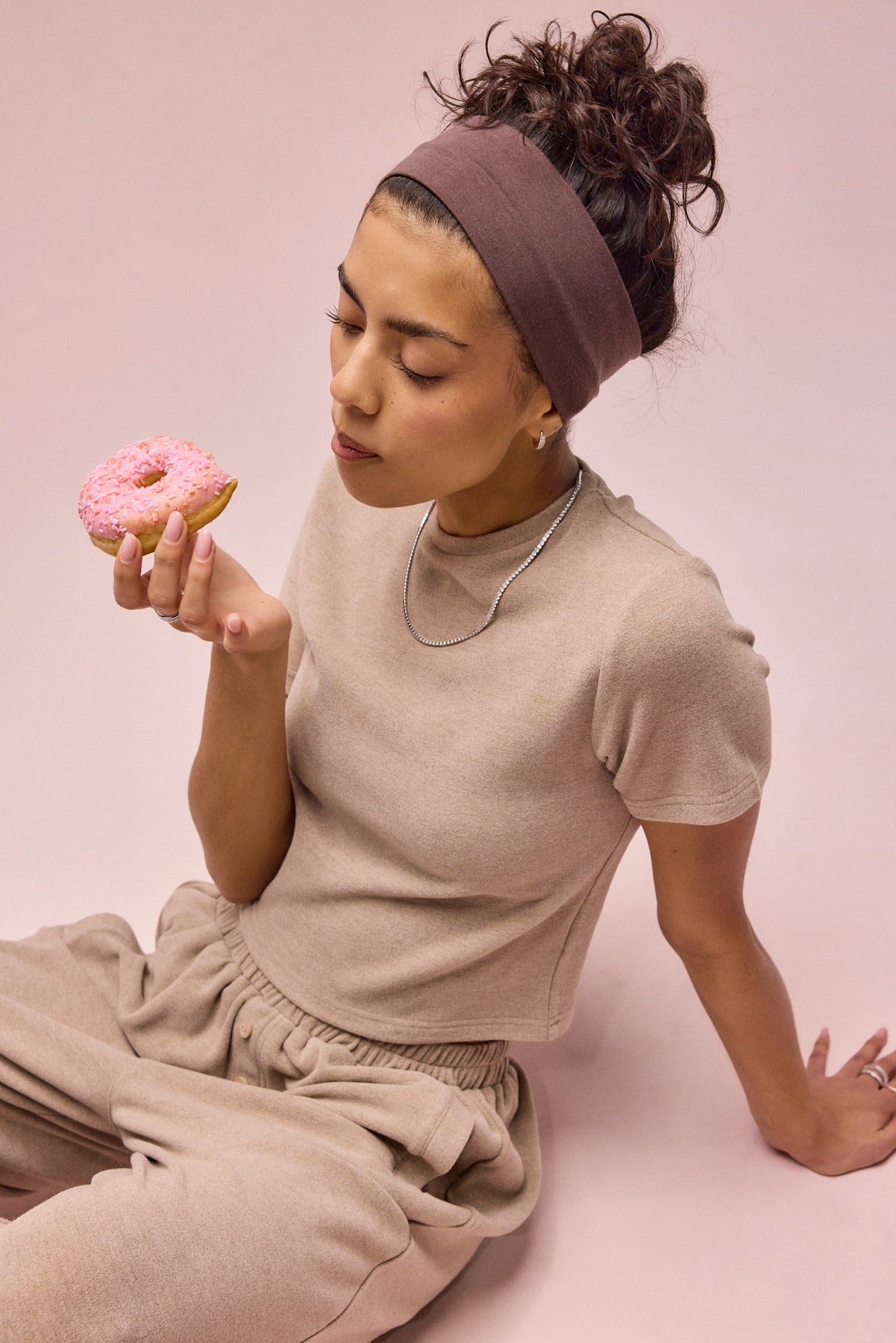 Kurzarm-Top und Hose aus weichem Pfirsichhaut-Material – Taupe