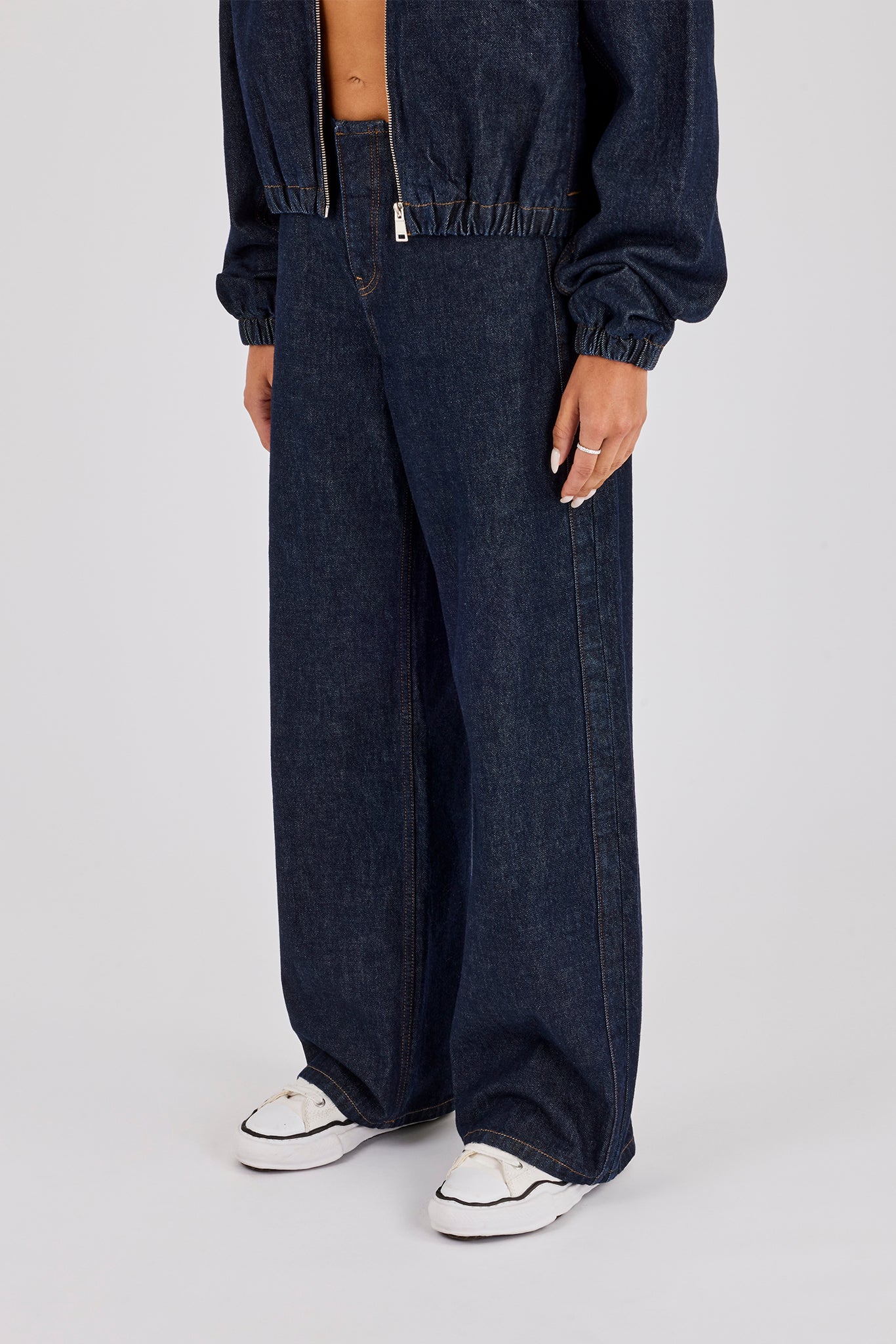 Jeans mit Kontrastnähten am Bund – Indigo