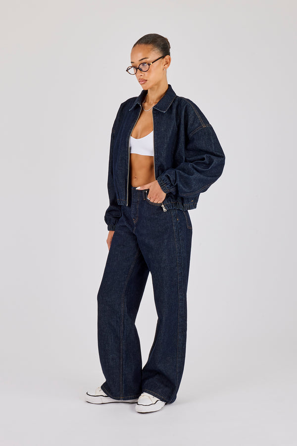 Jeans mit Kontrastnähten am Bund – Indigo