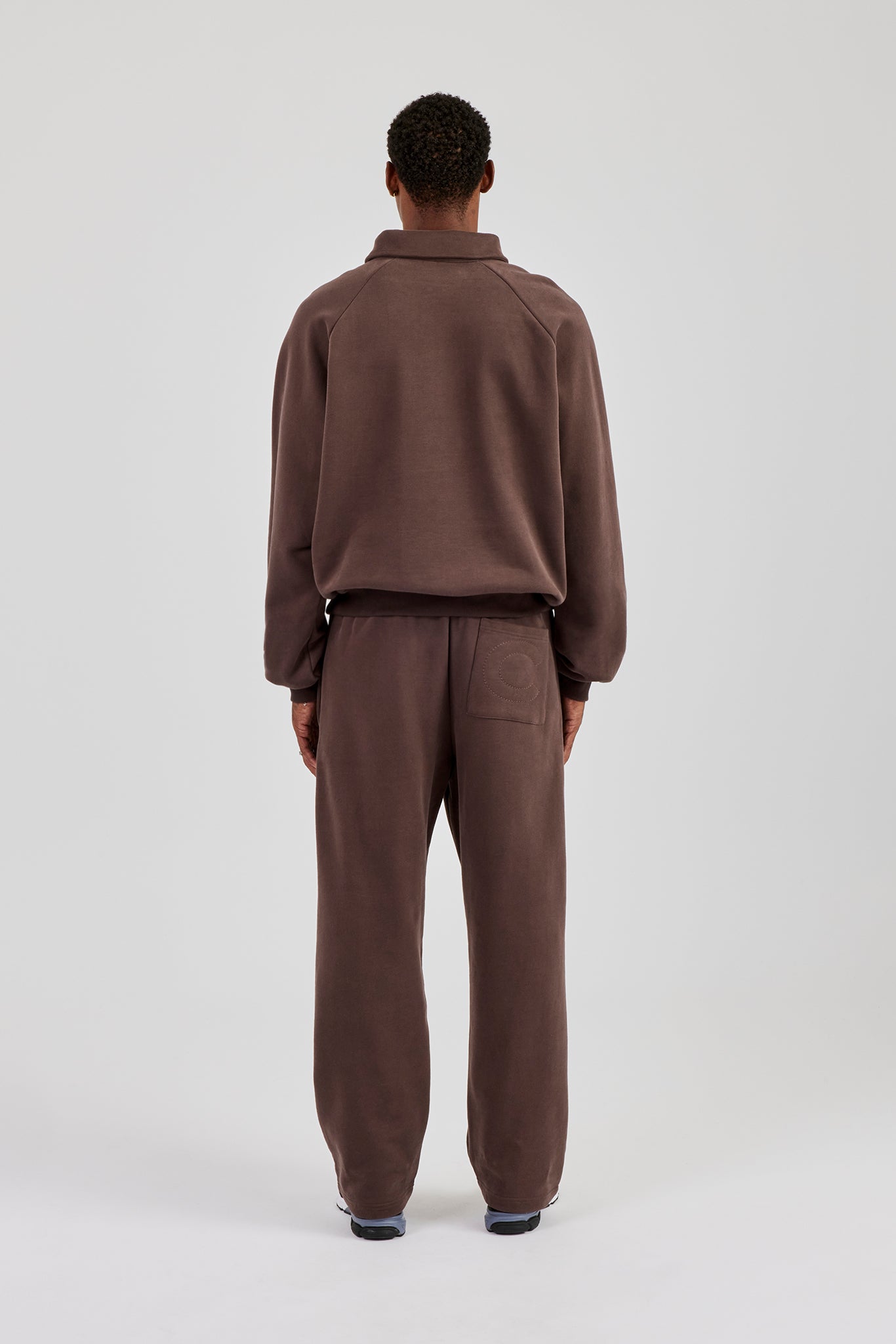 Rugby-Pullover und lässige Jogginghose – Kaffee