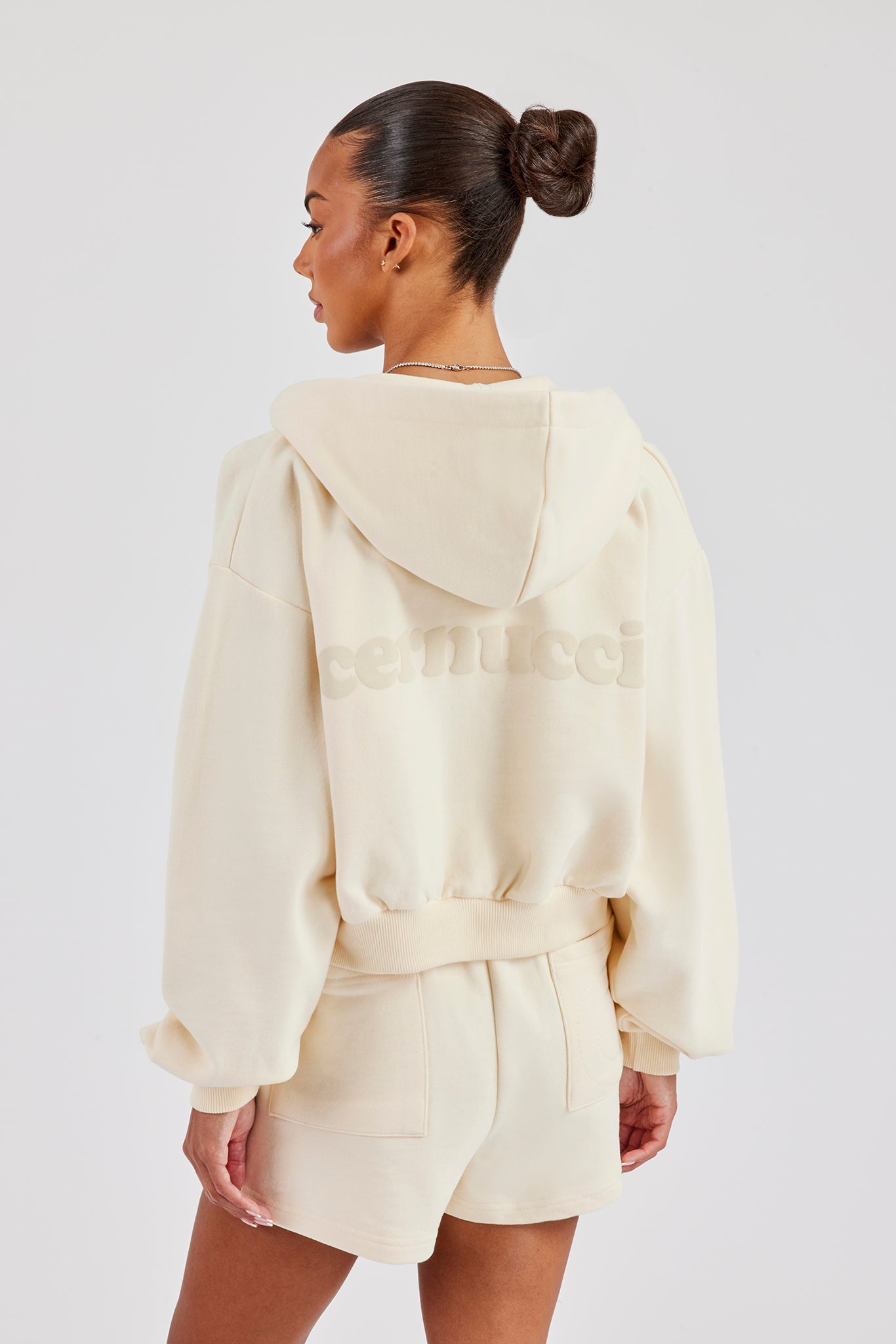 Kurzer Kapuzenpullover mit durchgehendem Reißverschluss und bestickter Shorts – Buttergelb