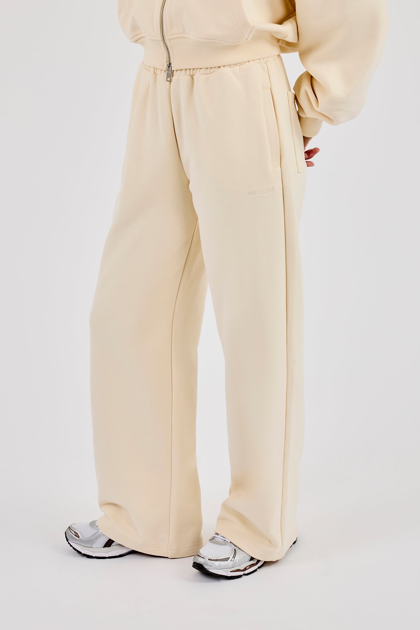 Bestickte Jogginghose mit weitem Bein – Buttergelb