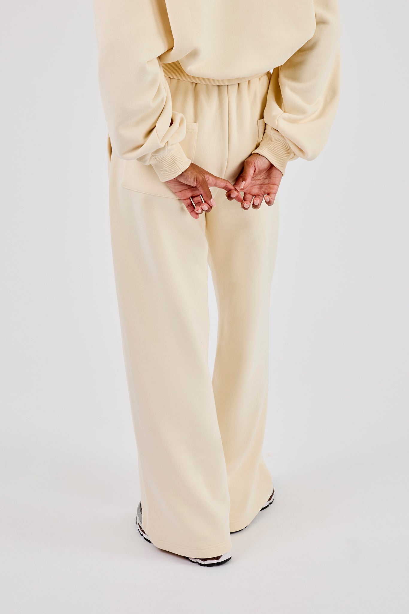 Bestickte Jogginghose mit weitem Bein – Buttergelb