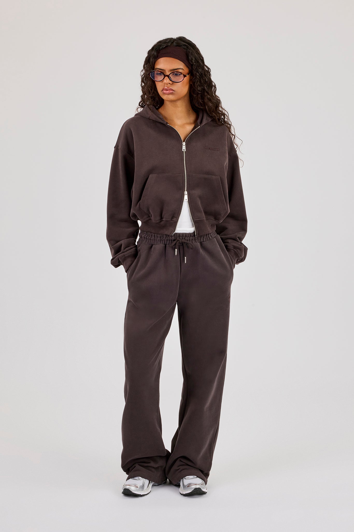 Cernucci – Kurzer Kapuzenpullover mit durchgehendem Reißverschluss und Jogginghose mit weitem Bein – Kaffee