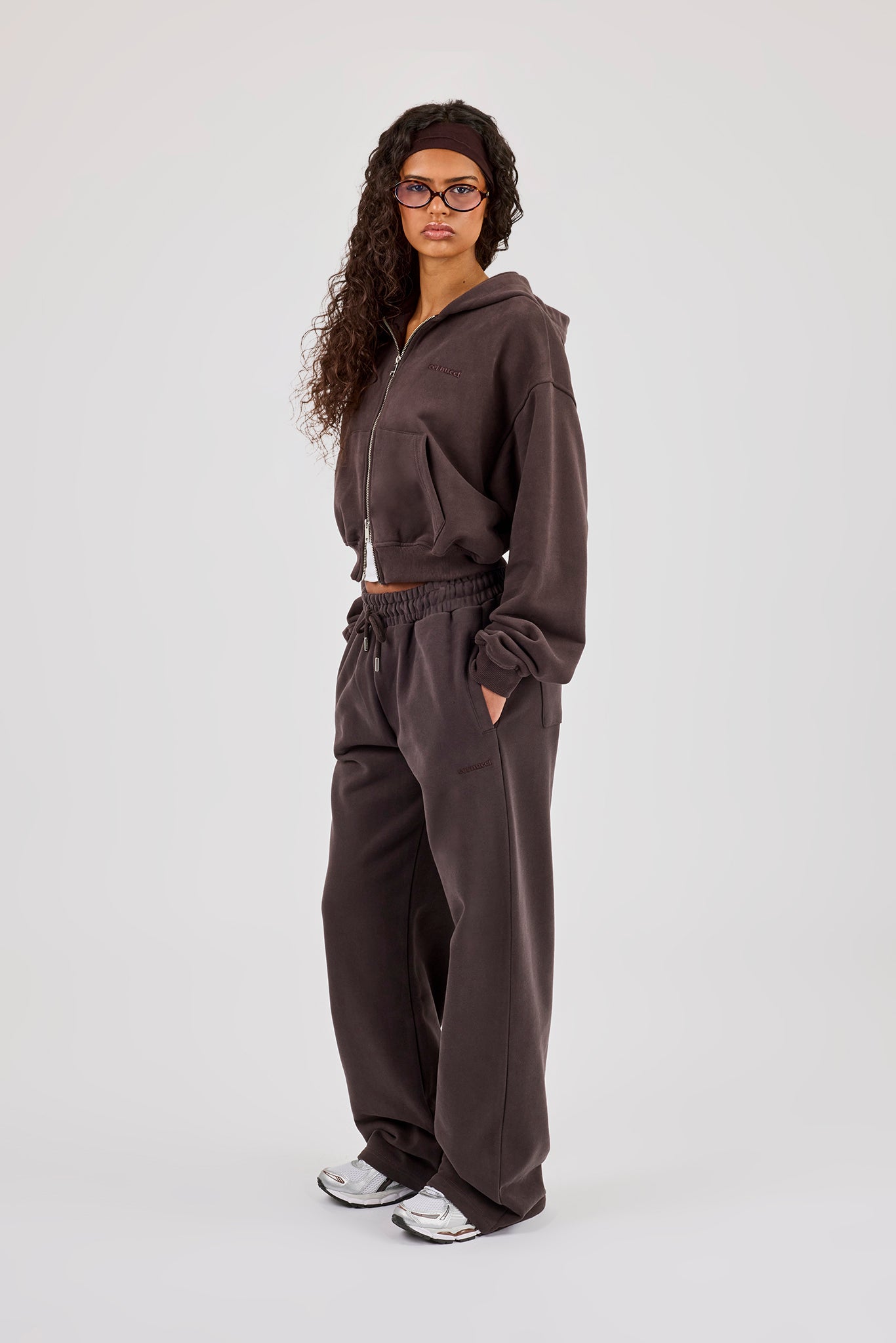 Cernucci – Kurzer Kapuzenpullover mit durchgehendem Reißverschluss und Jogginghose mit weitem Bein – Kaffee
