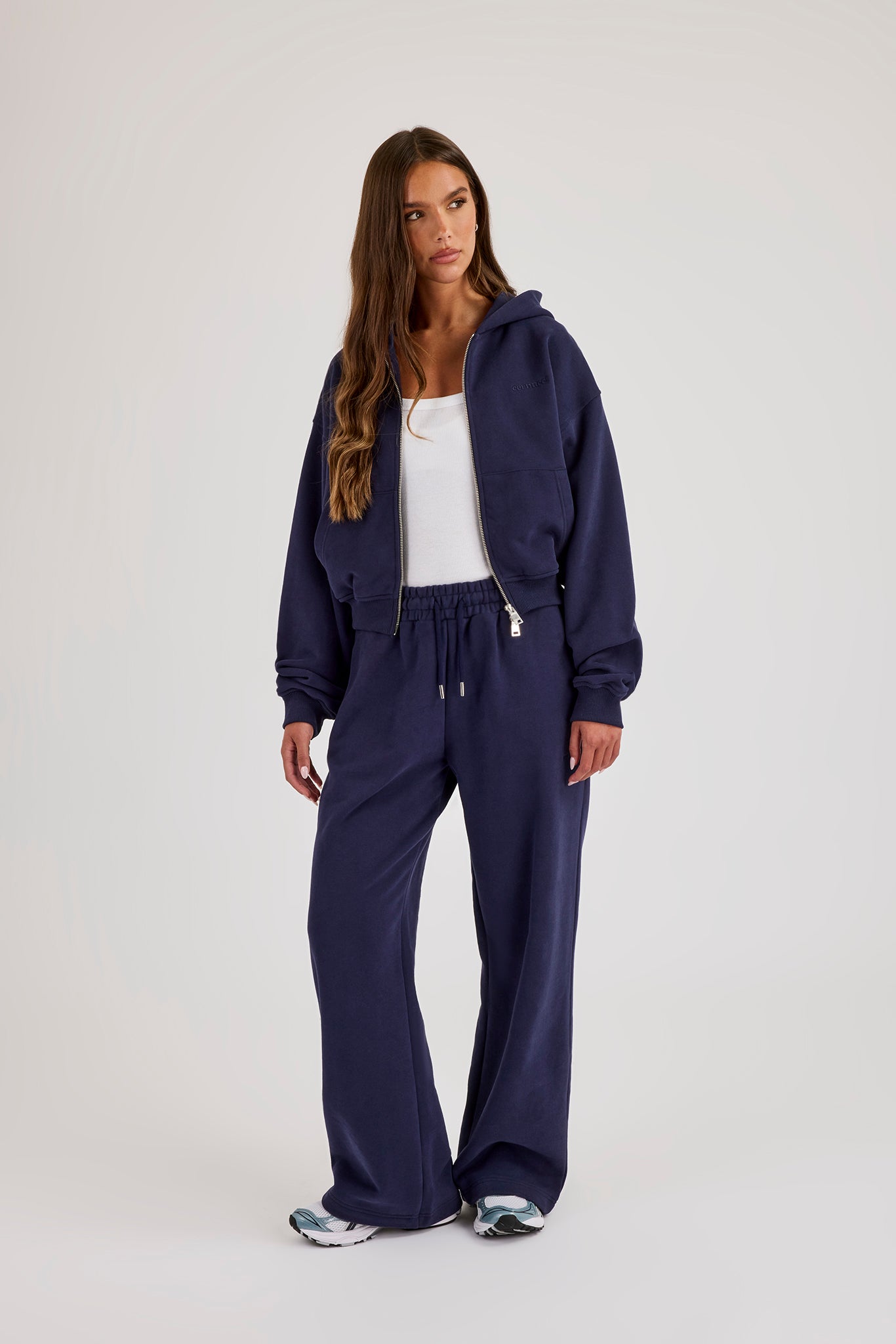 Cernucci – Kurzer Kapuzenpullover mit durchgehendem Reißverschluss und Jogginghose mit weitem Bein – Marineblau