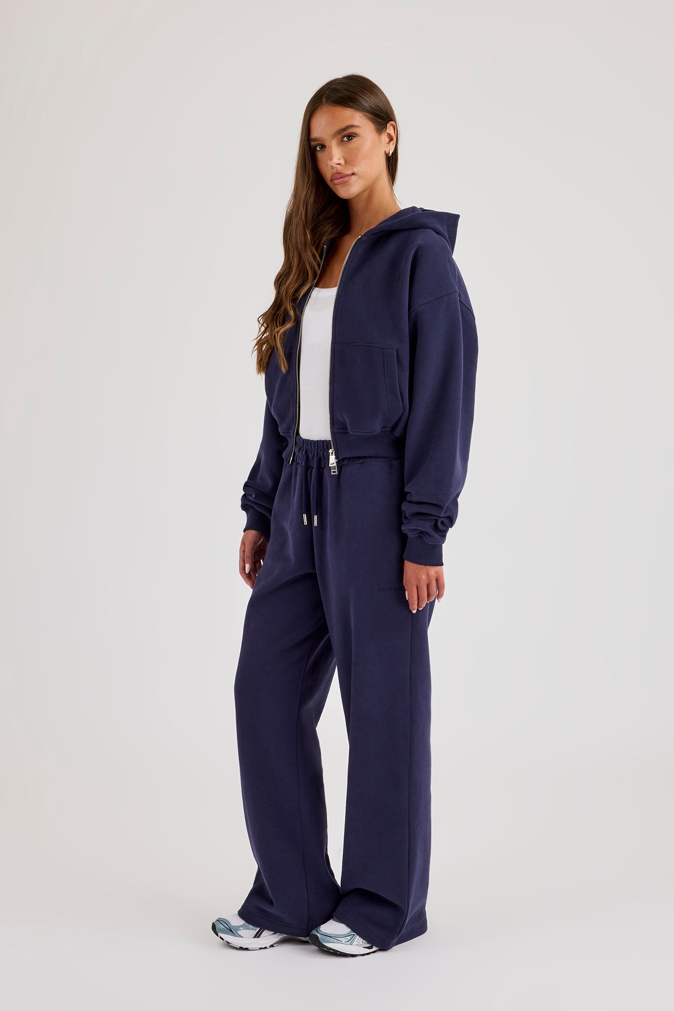 Cernucci – Kurzer Kapuzenpullover mit durchgehendem Reißverschluss und Jogginghose mit weitem Bein – Marineblau