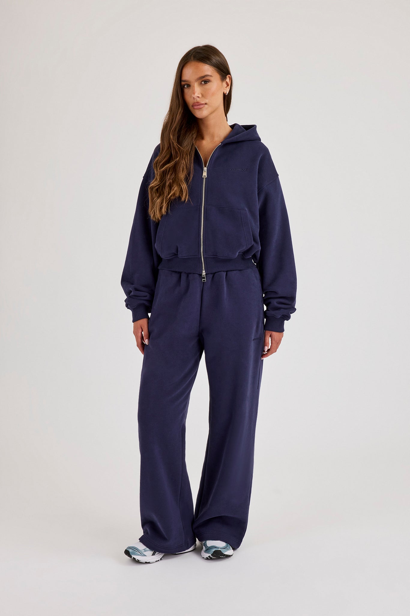 Cernucci – Kurzer Kapuzenpullover mit durchgehendem Reißverschluss und Jogginghose mit weitem Bein – Marineblau