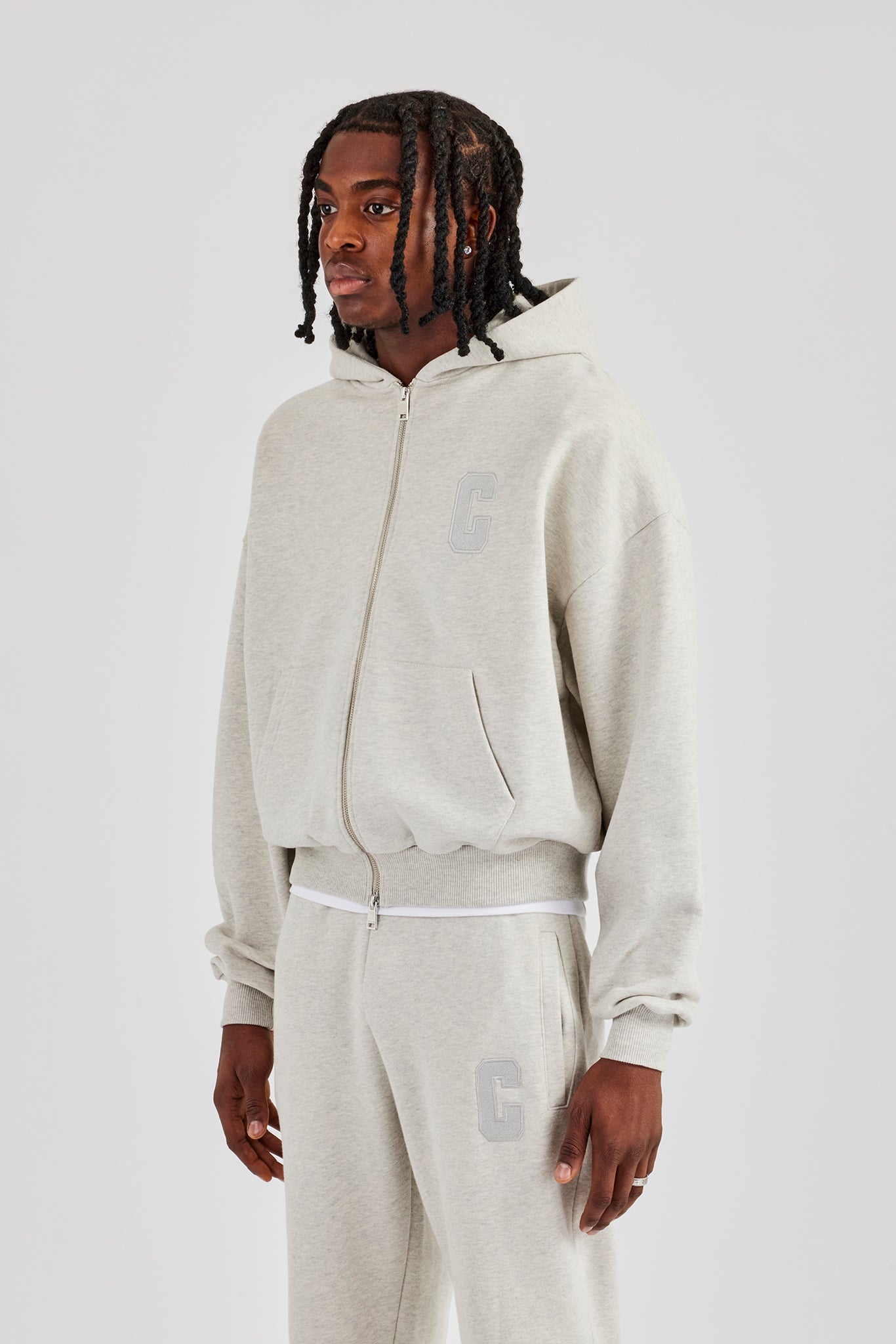 Boxy-Hoodie mit durchgehendem Reißverschluss und C-Stickerei - Aschgrau
