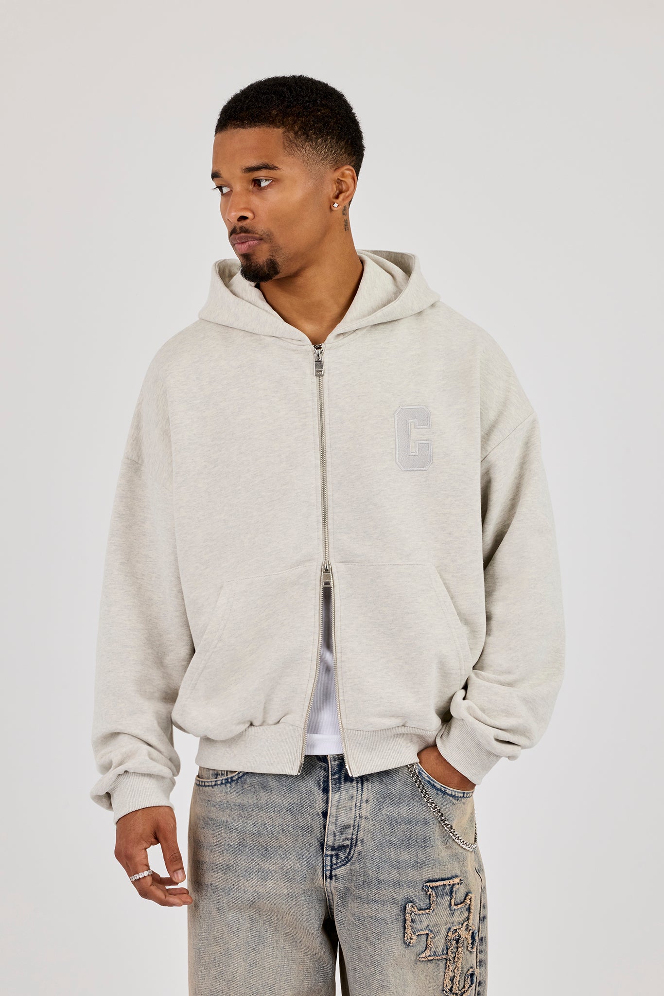 Boxy-Hoodie mit durchgehendem Reißverschluss und C-Stickerei - Aschgrau