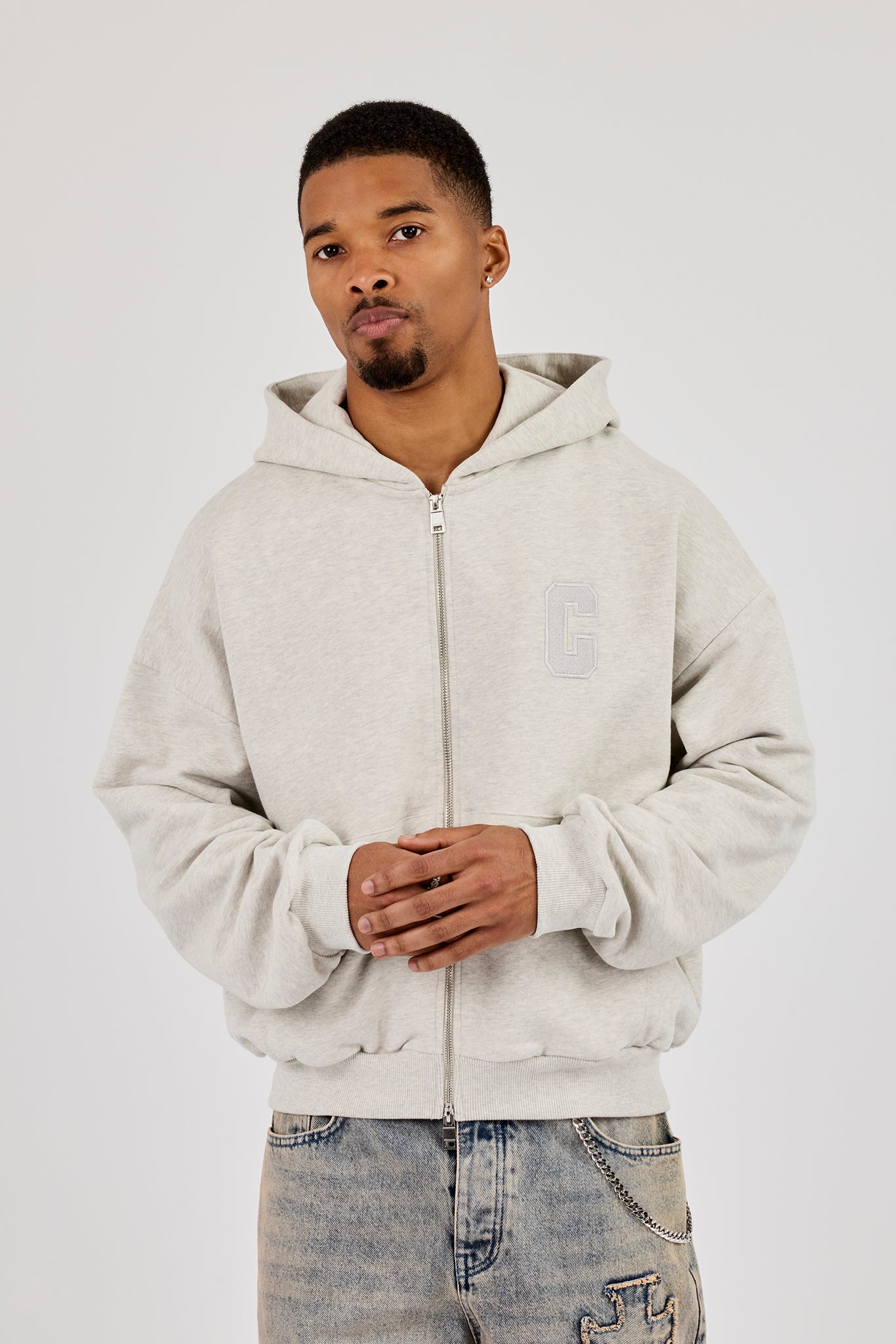 Boxy-Hoodie mit durchgehendem Reißverschluss und C-Stickerei - Aschgrau