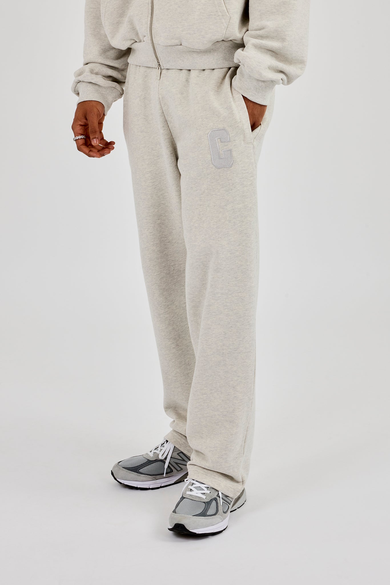 Jogger mit geradem Bein und C-Stickerei – Aschgrau 