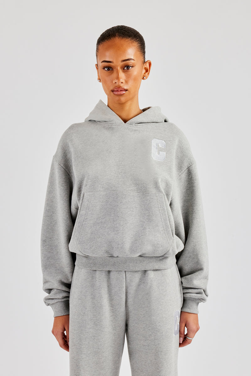 Boxy-Hoodie mit C-Stickerei – Grau meliert