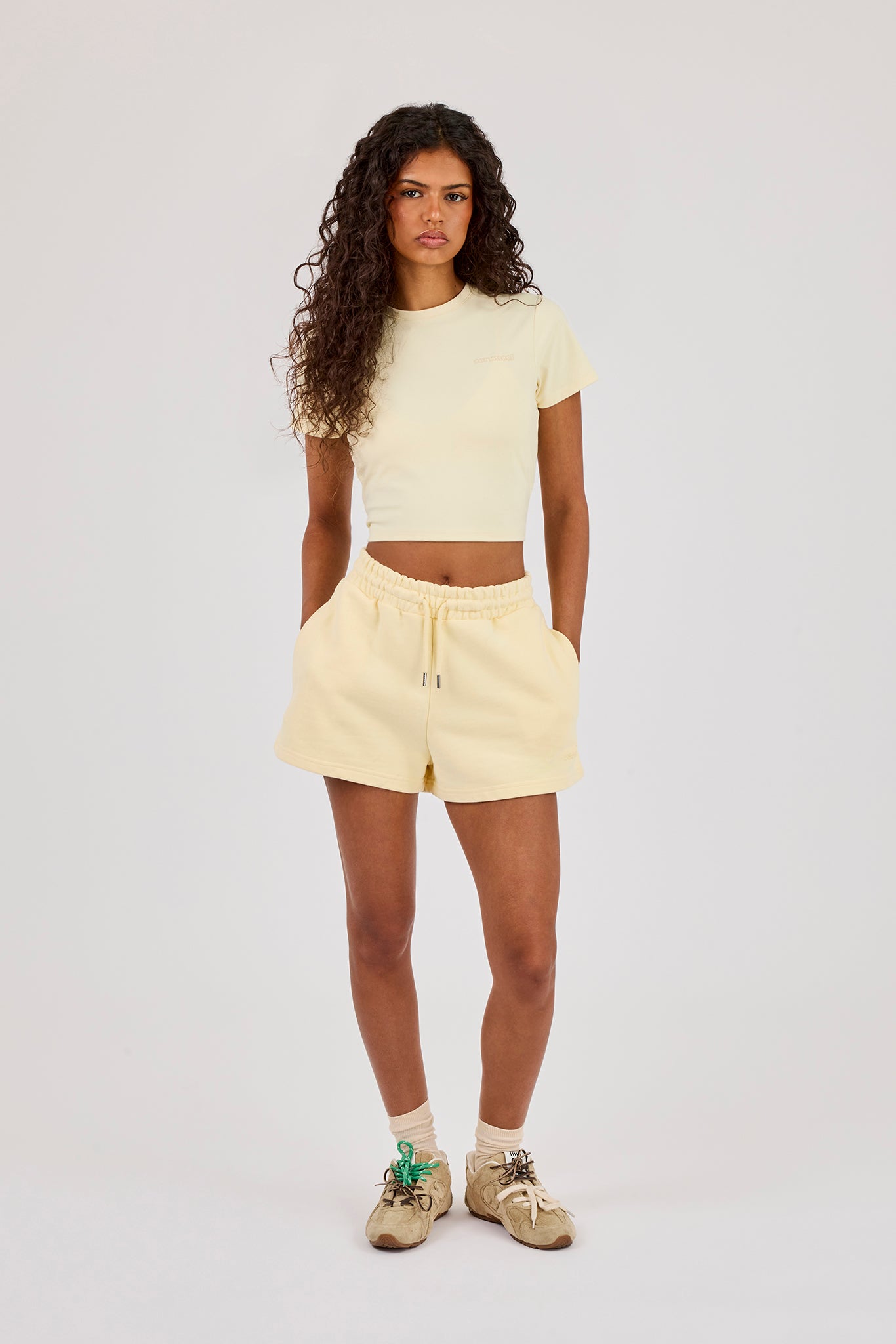 Besticktes Baby-T-Shirt & Bestickte Shorts – Buttergelb