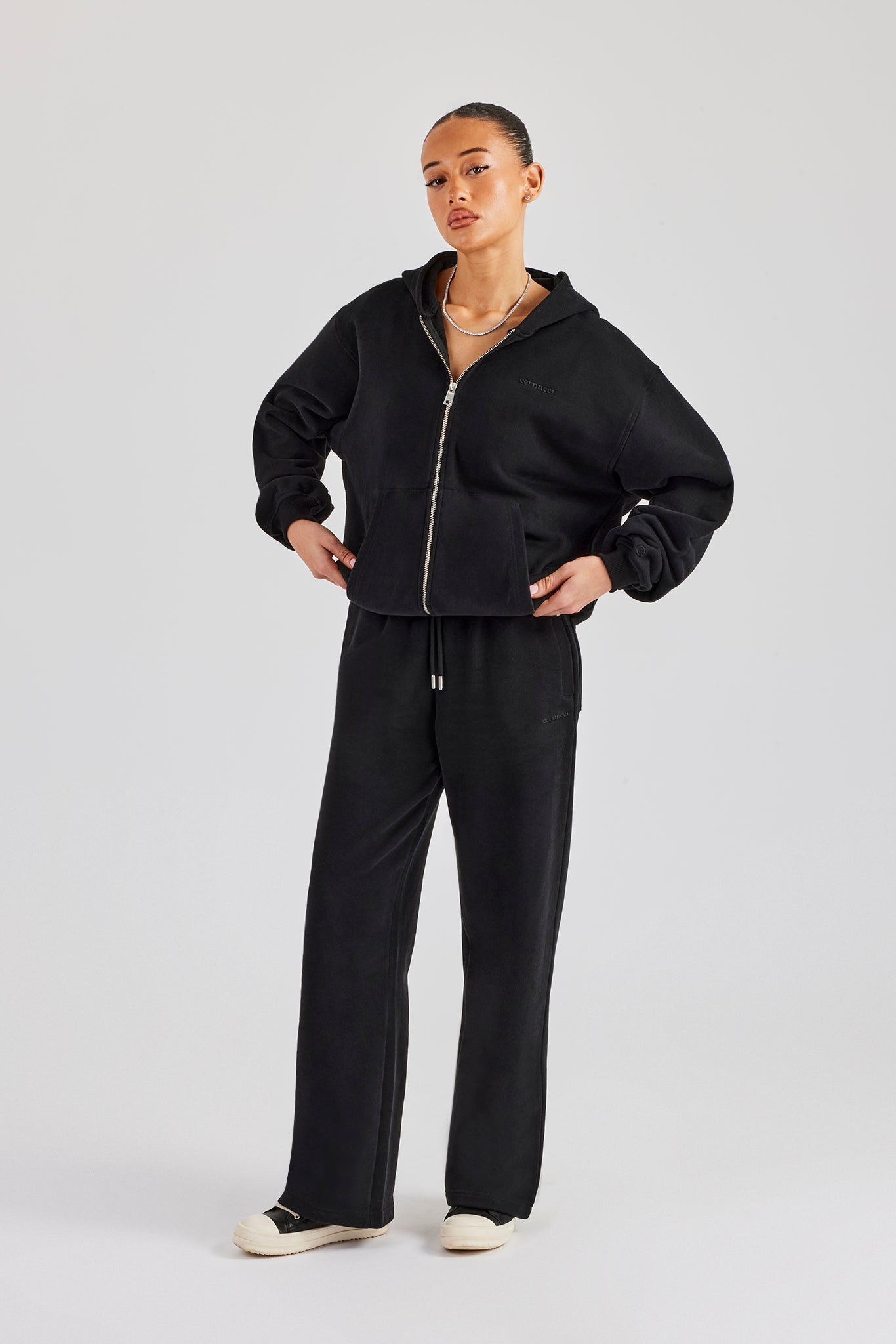 Oversize-Kapuzenpullover mit durchgehendem Reißverschluss und bestickter Jogginghose mit weitem Bein - Schwarz
