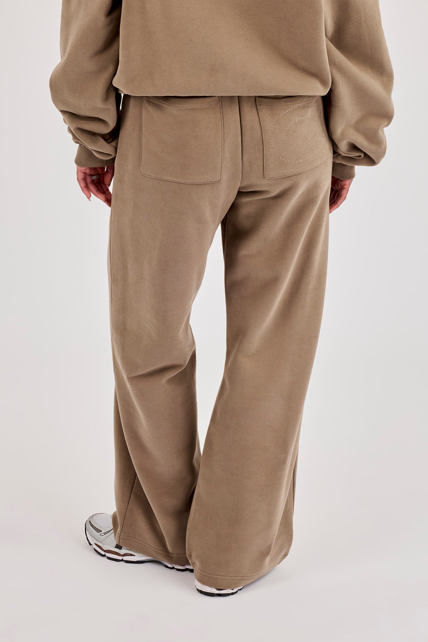 Bestickte Jogginghose mit weitem Bein – Taupe