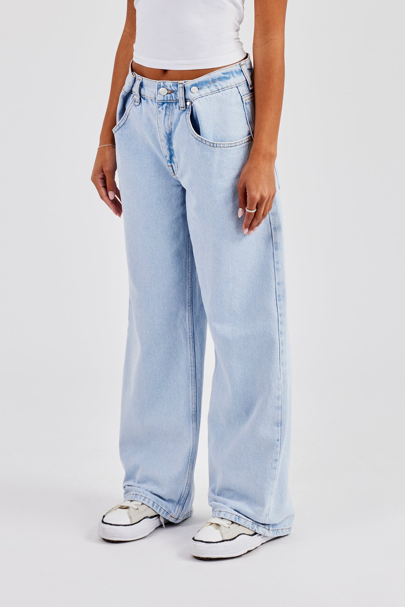Baggy Fit Jeans mit Knopfdetail - Hellblau