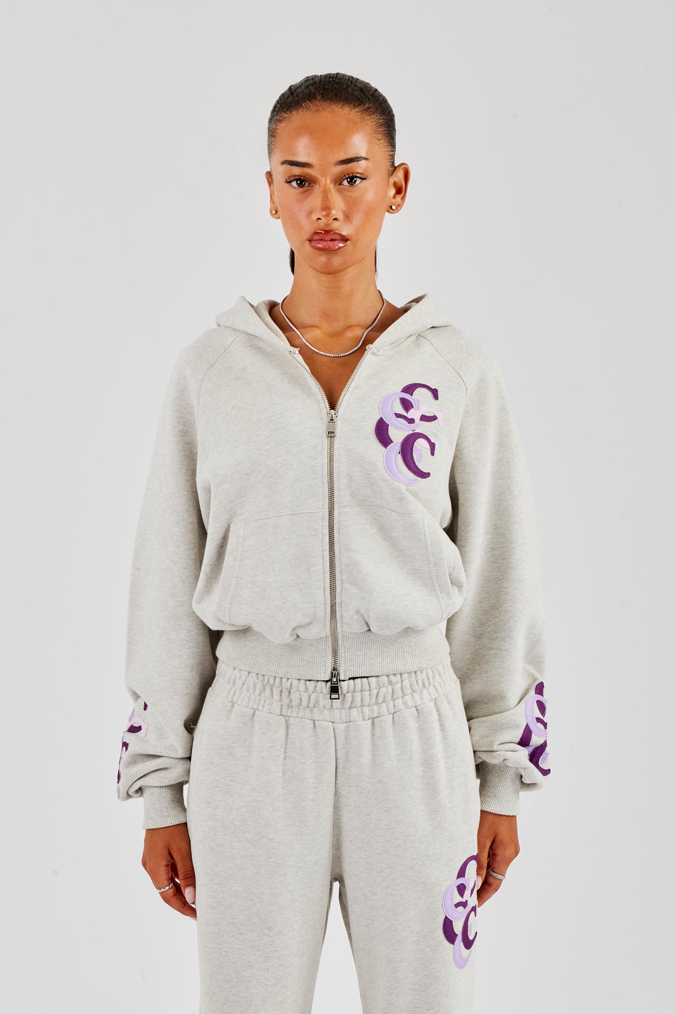 Kurzer, mehrlagiger Kapuzenpullover mit Reißverschluss und Applikation - Aschgrau