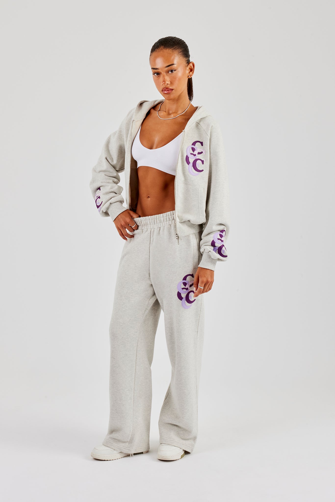 Kurzer, mehrlagiger Kapuzenpullover mit Reißverschluss und Applikation - Aschgrau