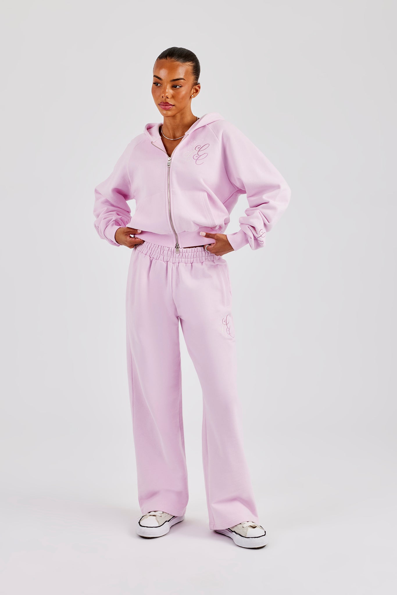 Kastenförmiger Kapuzenpullover mit Reißverschluss und weitem Bein und bestickter Applikation - Rosa