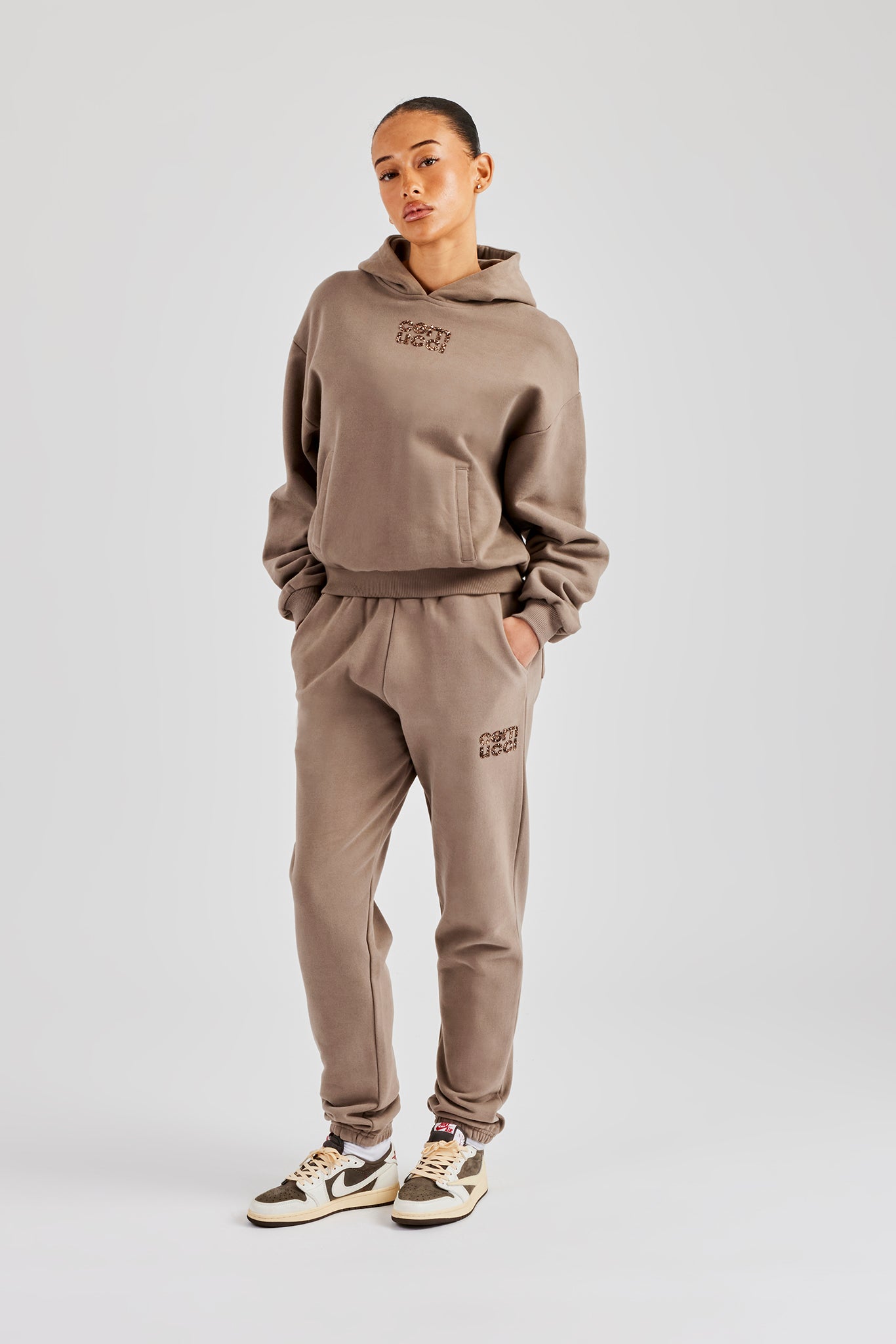 Kastenförmiger Kapuzenpullover mit Glitzerapplikation und Jogginghose mit Bündchen – Taupe
