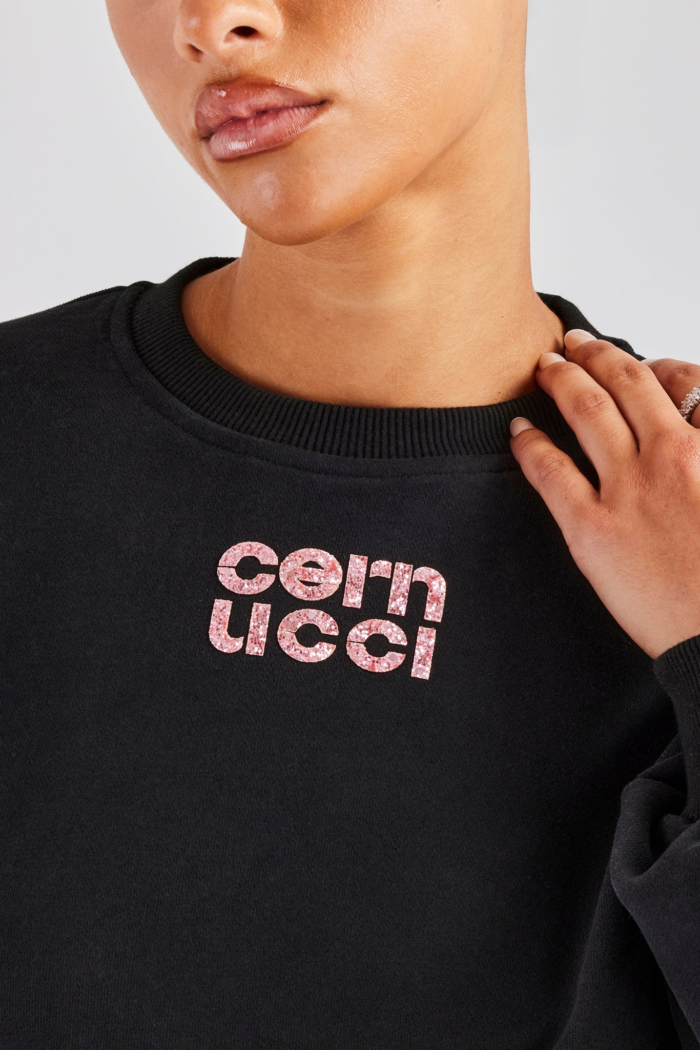 Kurzes Sweatshirt mit Glitzer-Applikation - Schwarz