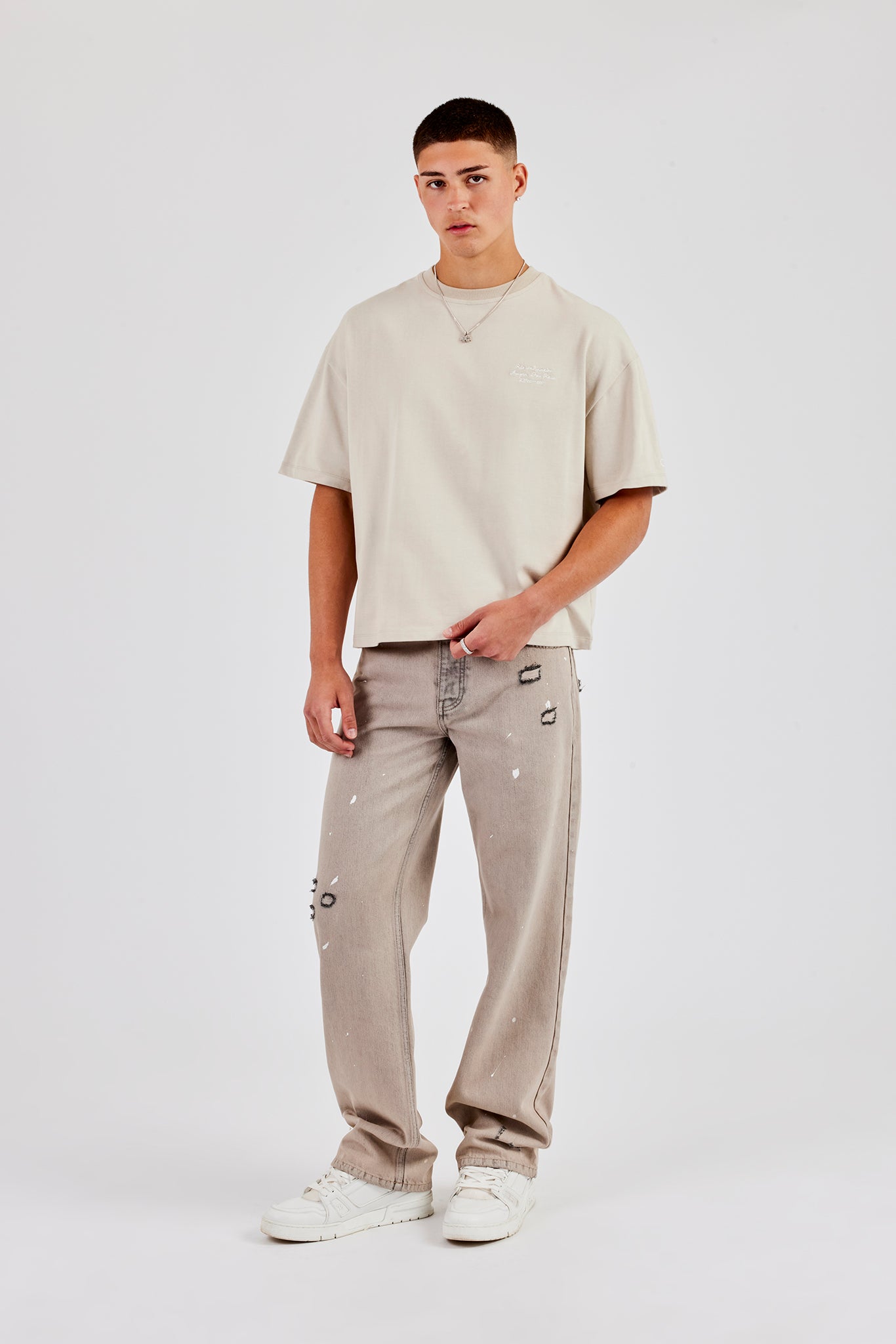 Lässige Jeans mit Farbspritzern – verwaschener Stein