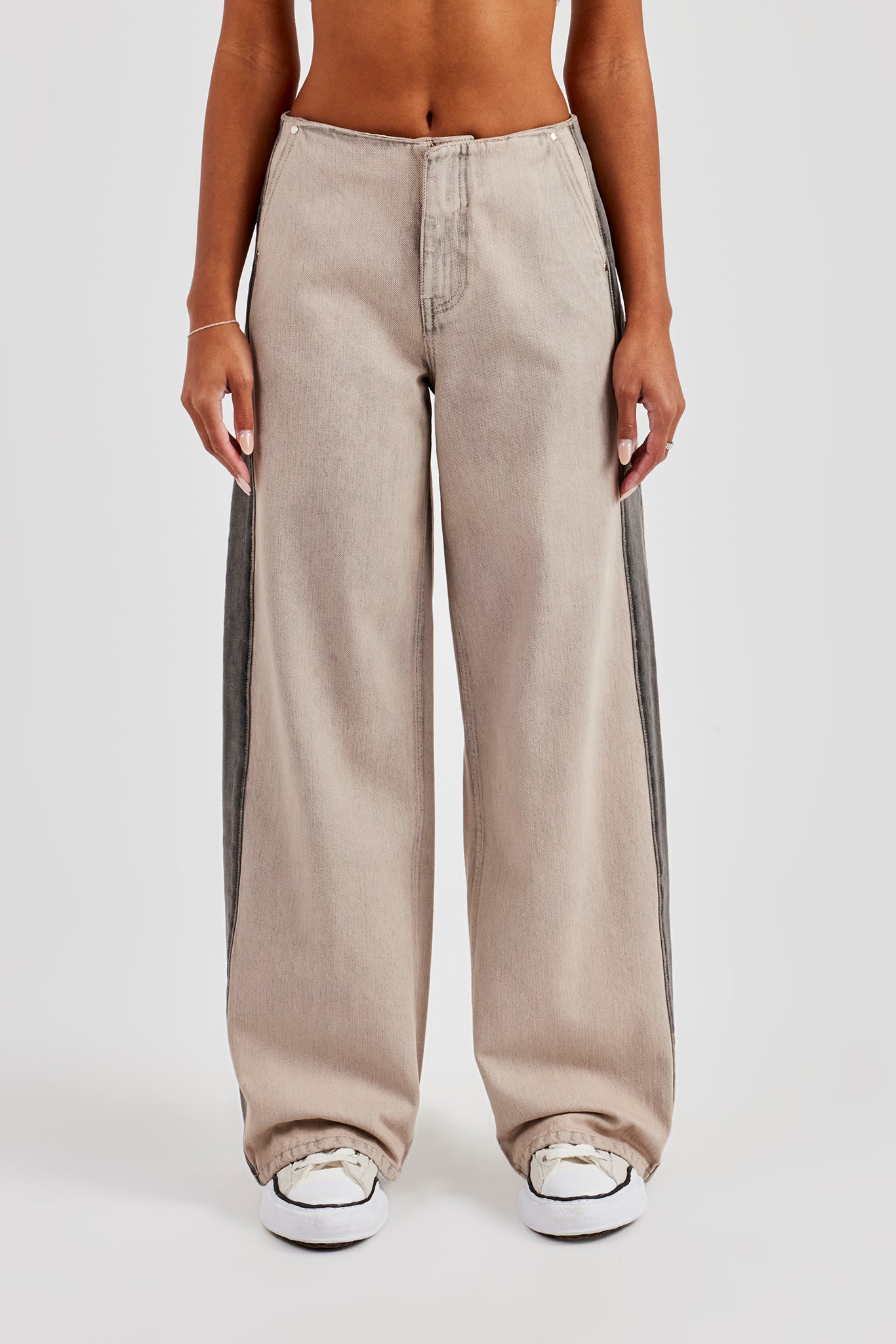 Baggy-Jeans mit Einsätzen – verwaschener Stein